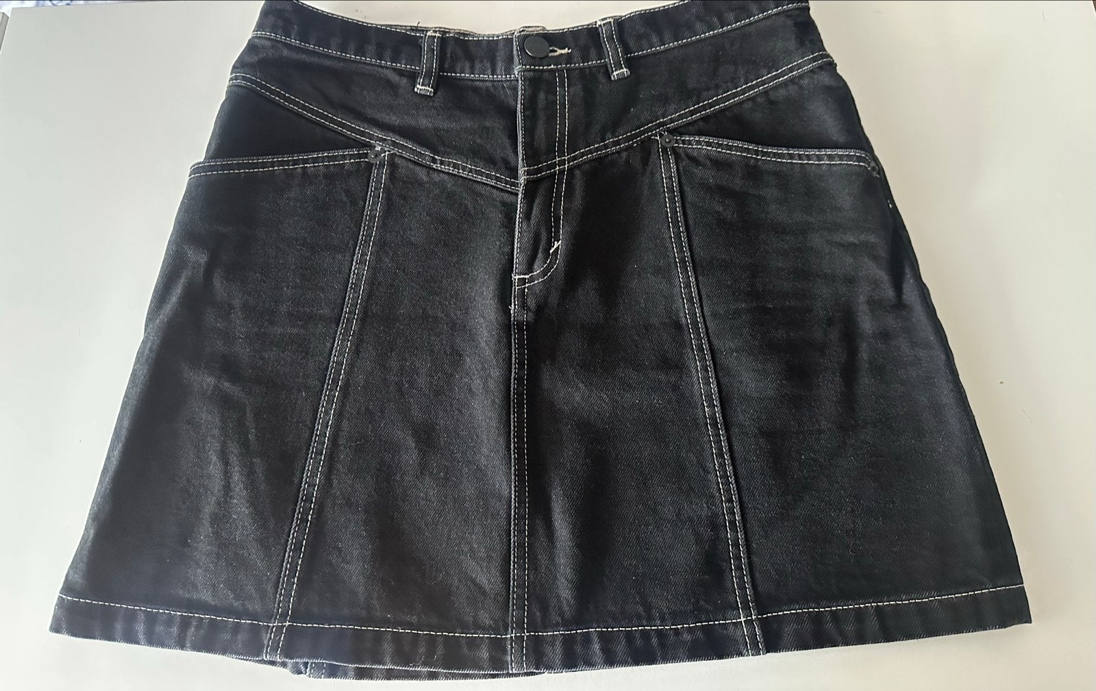 Monki spijkerrok zwart met witte stiksels - Maat 40, Maat 38/40 (M), Zwart, Ophalen of Verzenden, Zo goed als nieuw