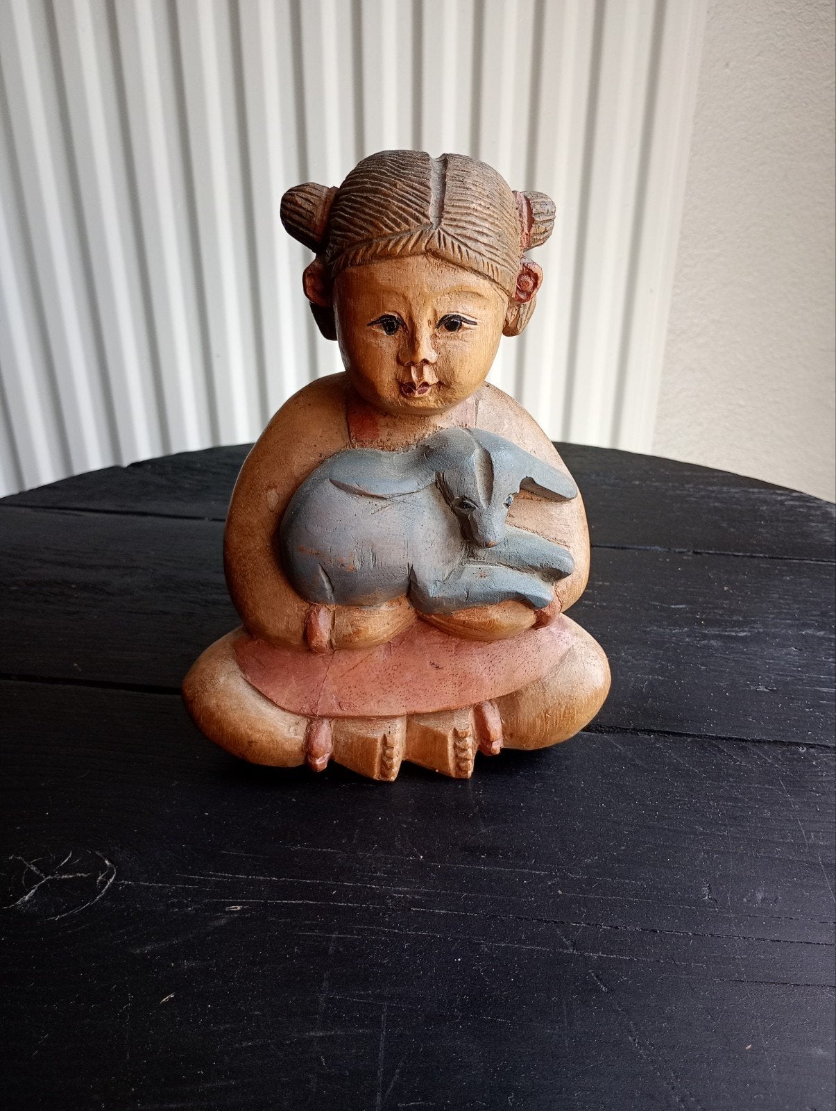 Houten beeldje meisje met lam - Handgesneden, Minder dan 20 cm, Handgemaakt, Ophalen of Verzenden, Beeld