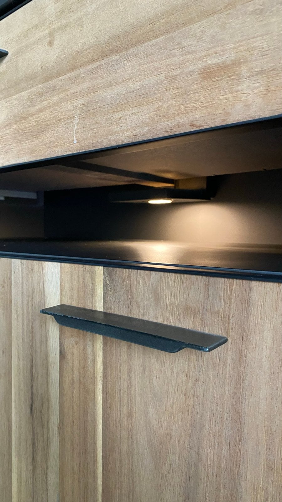 Foto 5 van Houten dressoir 240 cm met LED verlichting