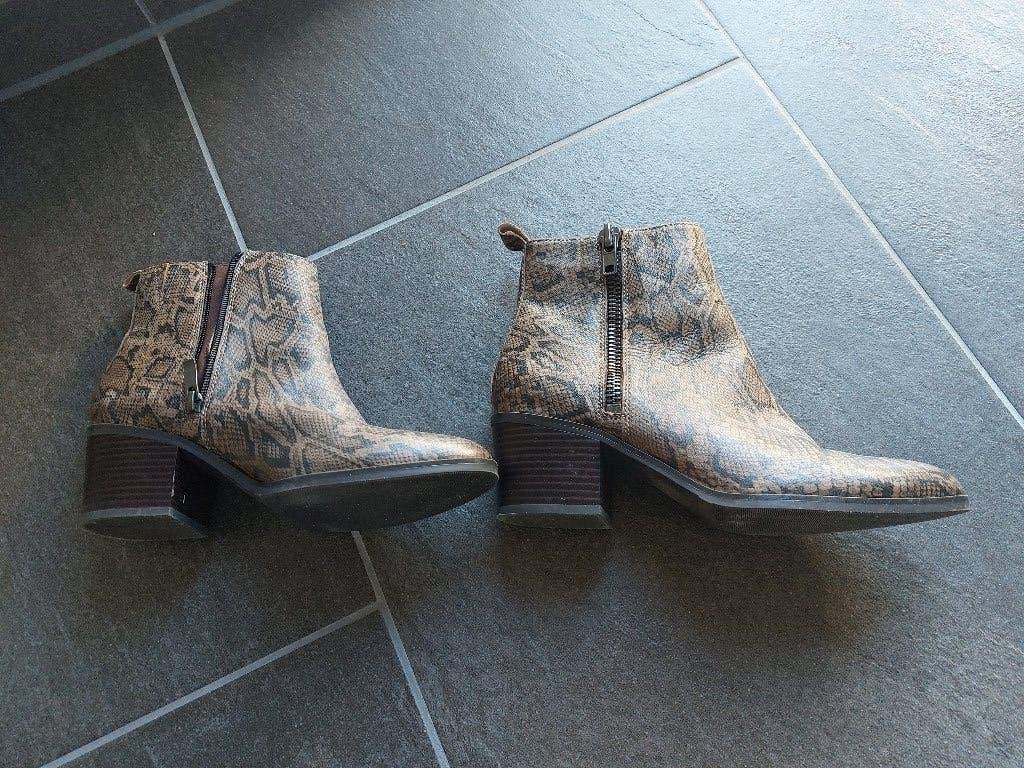 Bruine laarsjes met slangenprint en hak maat 39, Bruin, Lage of Enkellaarzen, Ophalen of Verzenden, Gedragen