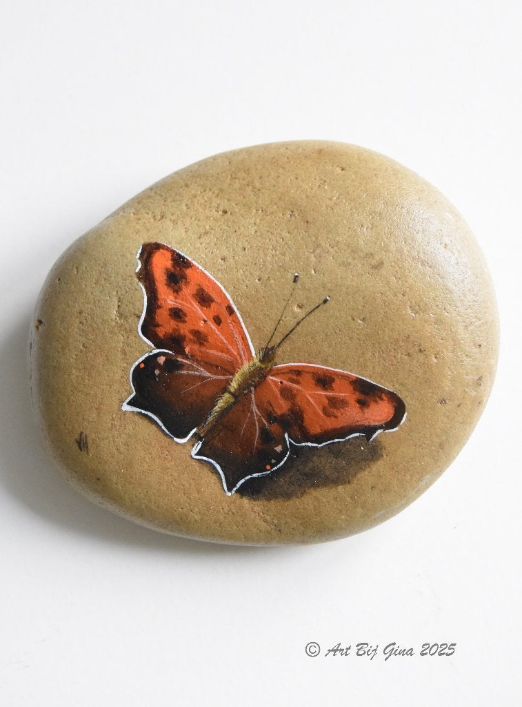 Mooie Polygonia vlinder (vos) geschilderd op een steen, Antiek en Kunst, Ophalen of Verzenden