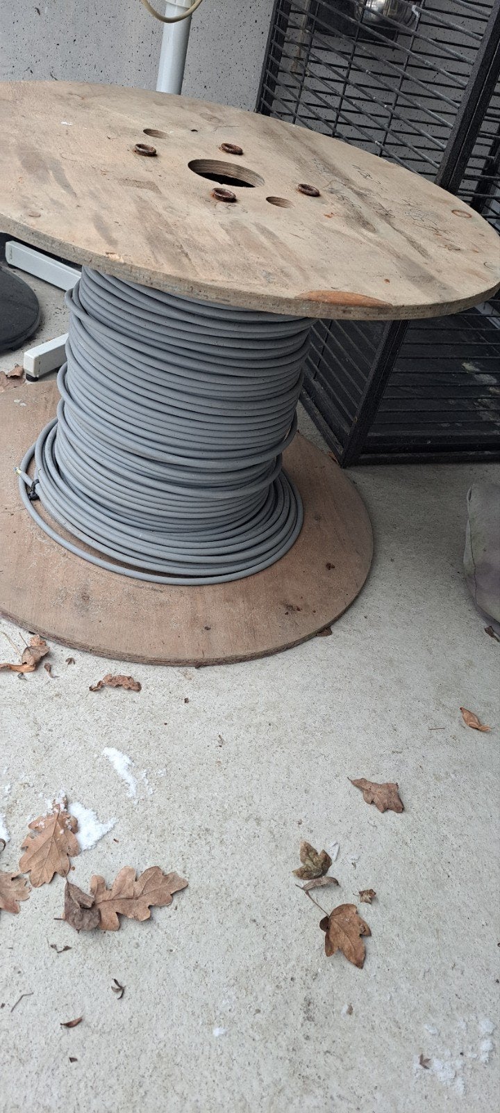 Grijze kabel op houten haspel, Doe-het-zelf en Verbouw, Ophalen, Gebruikt, Kabel of Snoer