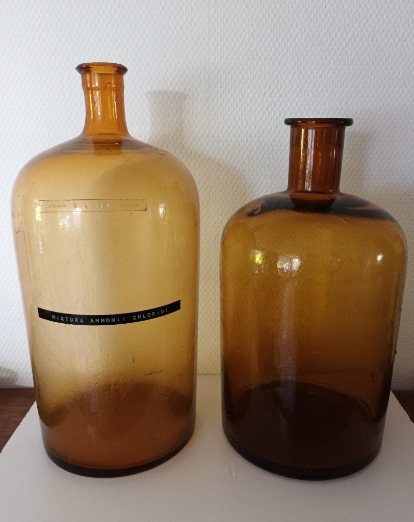 2 grote apothekersflessen, bruin waarvan 1 met tekst, Ophalen