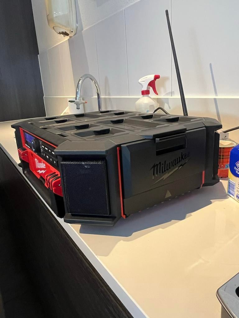 Milwaukee M18 Bouwradio met DAB+ en oplader, Audio, Tv en Foto, Radio's, Ophalen of Verzenden, Zo goed als nieuw, Bouwradio