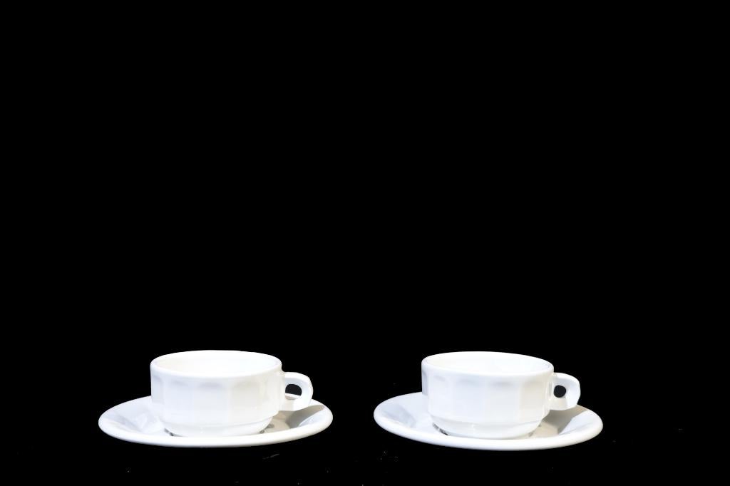 2 Pillivuyt France – kop & schotel – wit effen – petit crème, Gebruikt, Ophalen of Verzenden, Effen, Kop(pen) en/of Schotel(s)