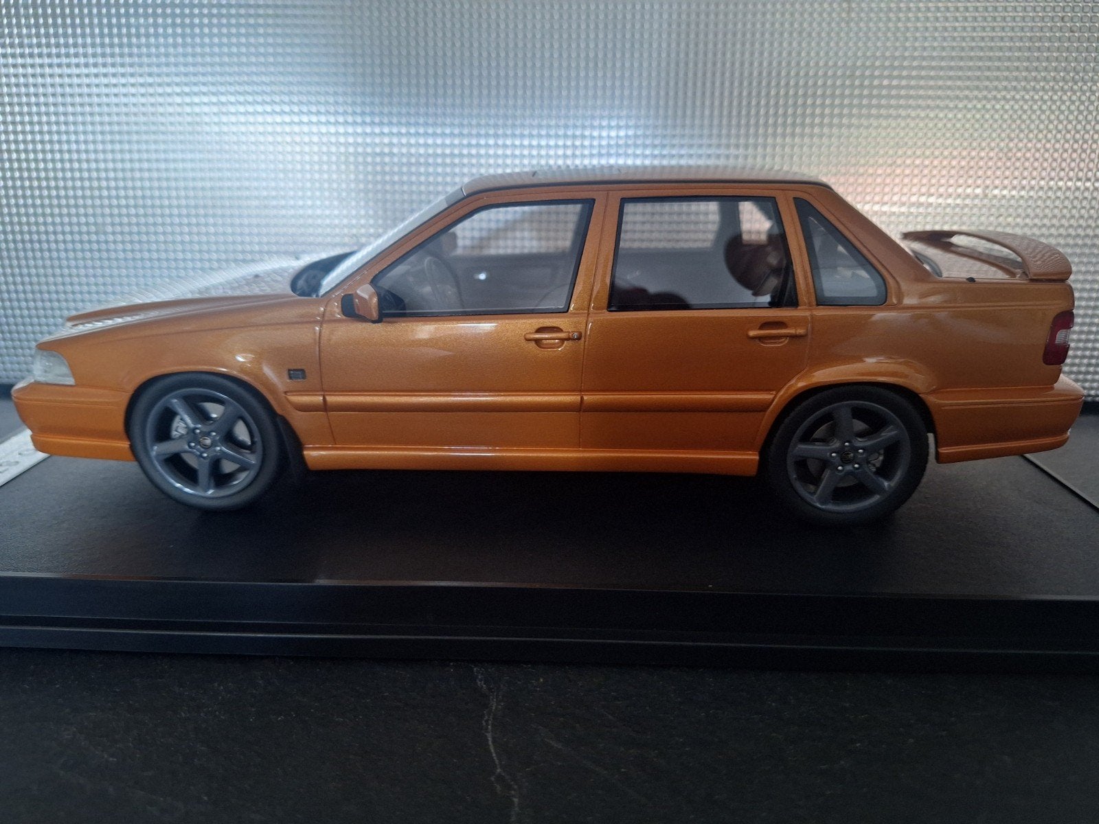 Volvo S70 R Saffraan incl Vitrine Schaal 1:18, Hobby en Vrije tijd, Modelauto's | 1:18, Auto, Nieuw, Ophalen of Verzenden, Radscale