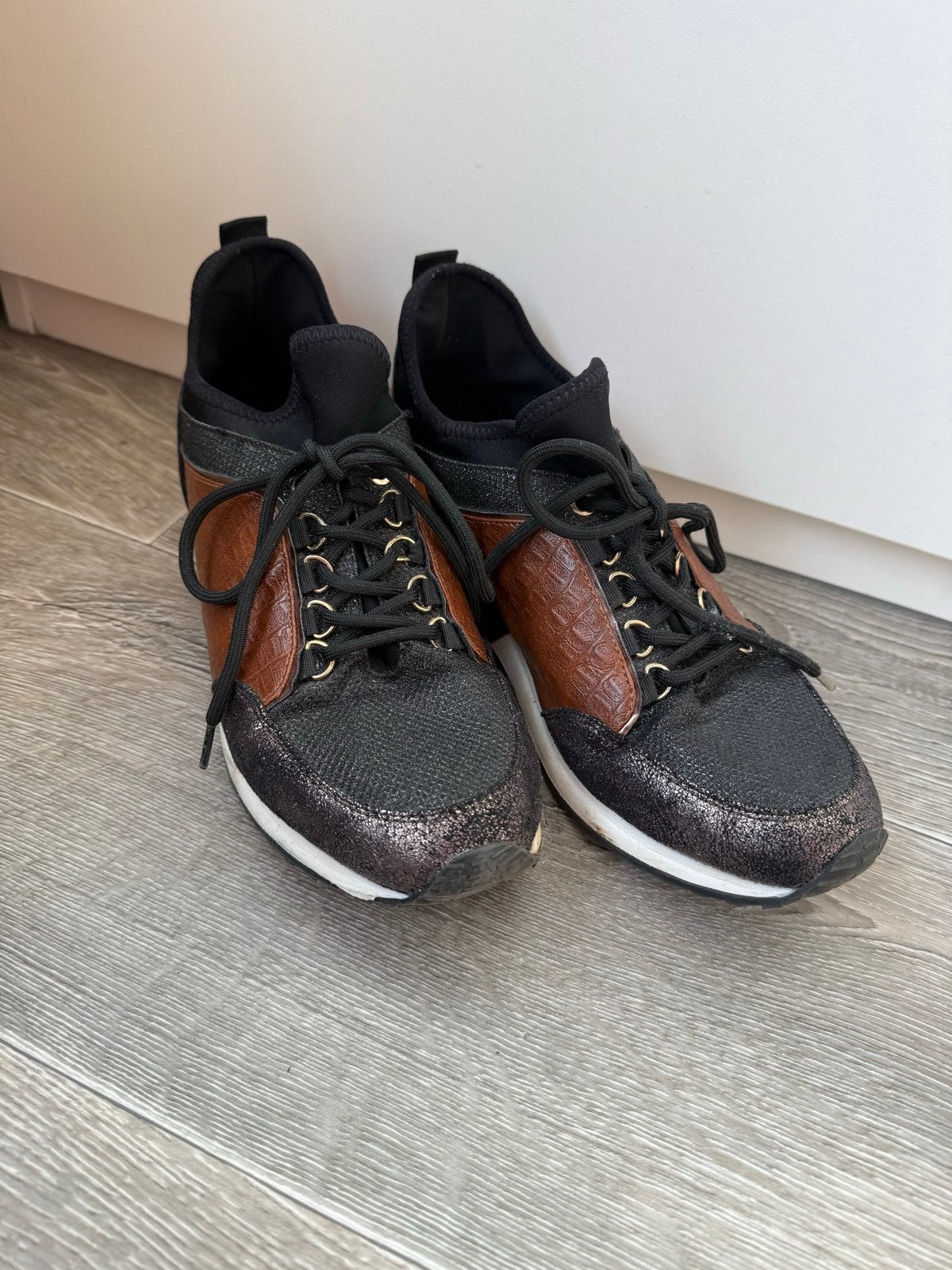 Sneakers maat 42, valt als 40, Ophalen of Verzenden, Gedragen, Zwart, Sneakers of Gympen