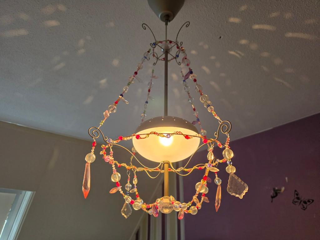 Sfeervolle hanglamp met kleurrijke kralen en kristallen, Gebruikt, 50 tot 75 cm, Glas, Ophalen of Verzenden