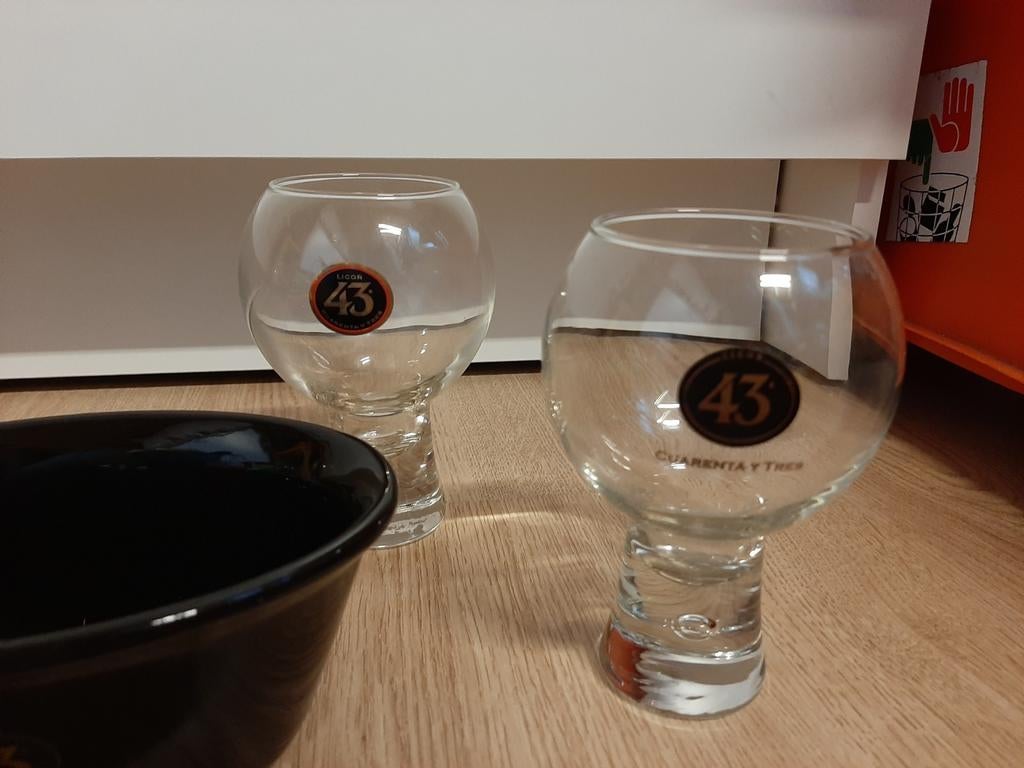 Licor 43 glazen met borrelschaaltje, Verzamelen, Glas en Borrelglaasjes, Ophalen of Verzenden