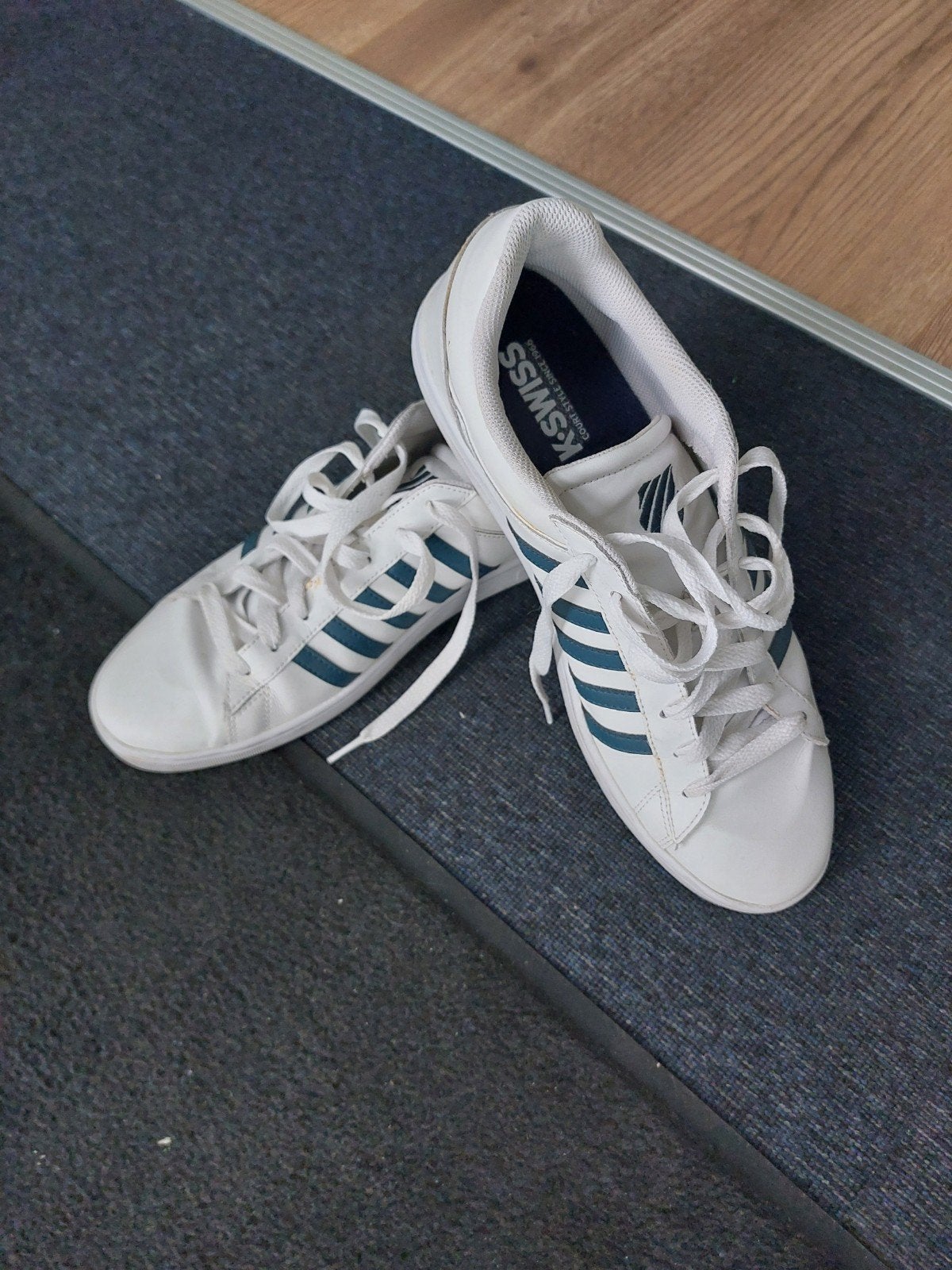 K-Swiss sneakers wit met blauwe strepen - Maat 46, Wit, K-Swiss, Ophalen of Verzenden, Sneakers of Gympen