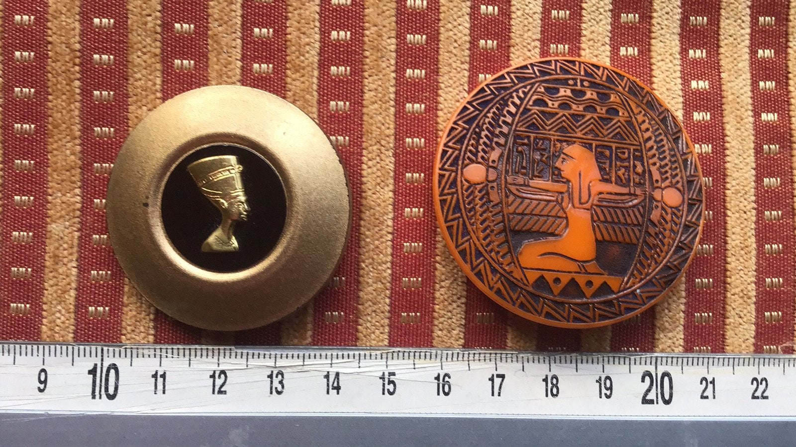 Knopen  Egyptische motief twee stuks., Ophalen of Verzenden, Gebruikt, Kraal