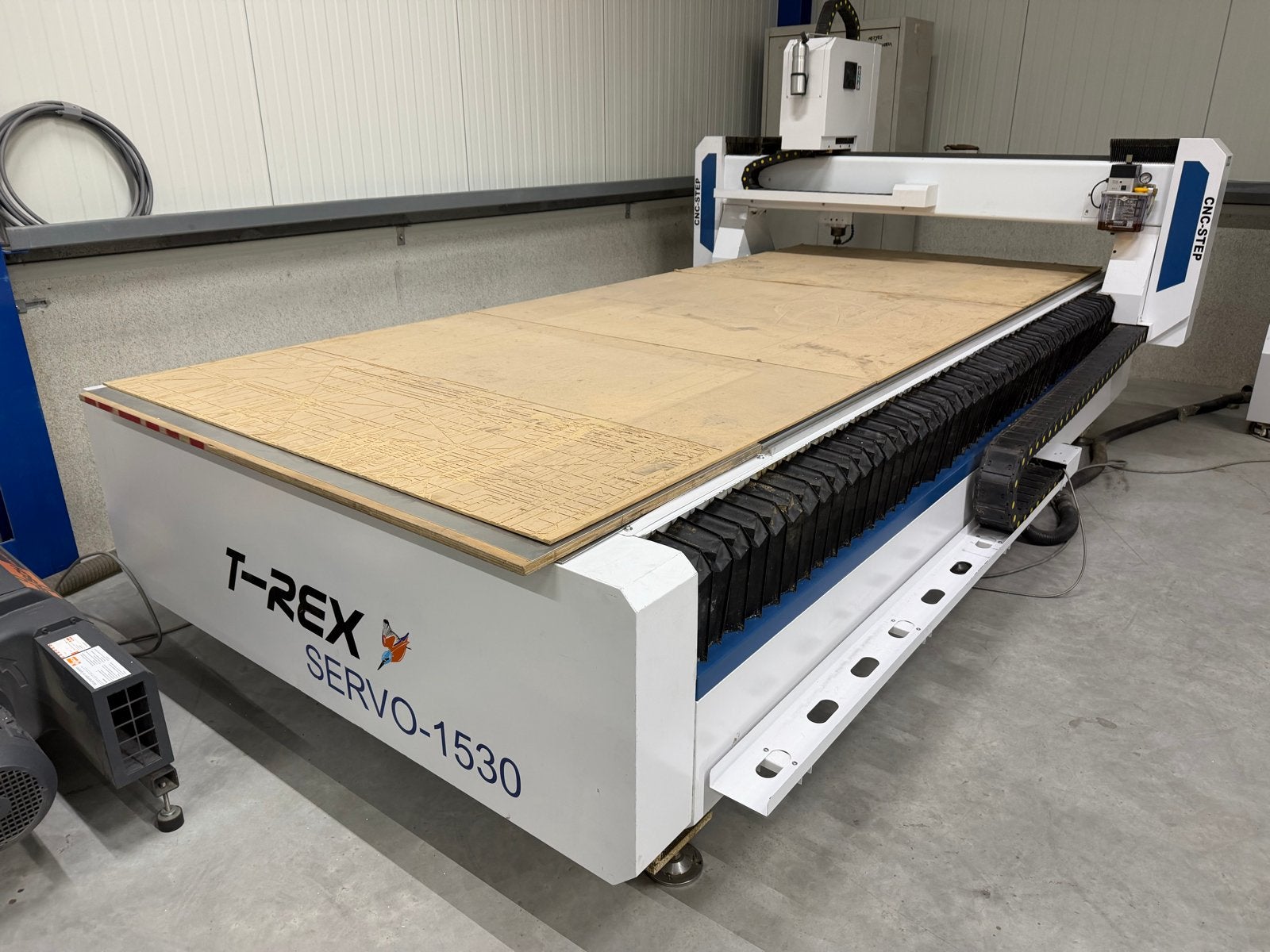 T-REX SERVO-1530 CNC-STEP bouwjaar 2021 met Busch vacuümpomp, Ophalen