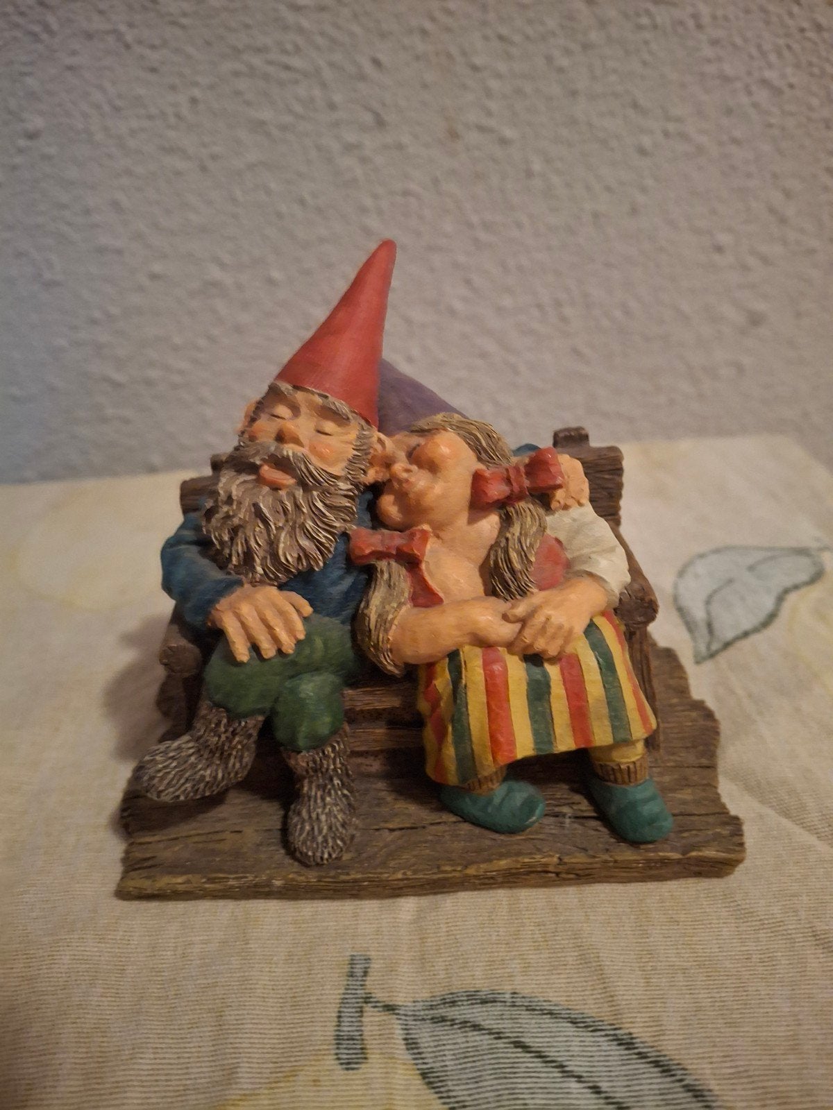 Gnomes kabouter's op bankje, Ophalen of Verzenden, Button of Speldje