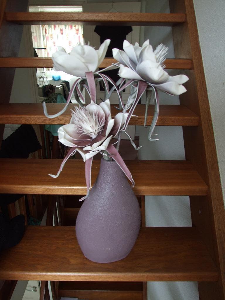 Vaas met bloemen taupe kleur, Steen, Overige kleuren, Ophalen of Verzenden, Zo goed als nieuw