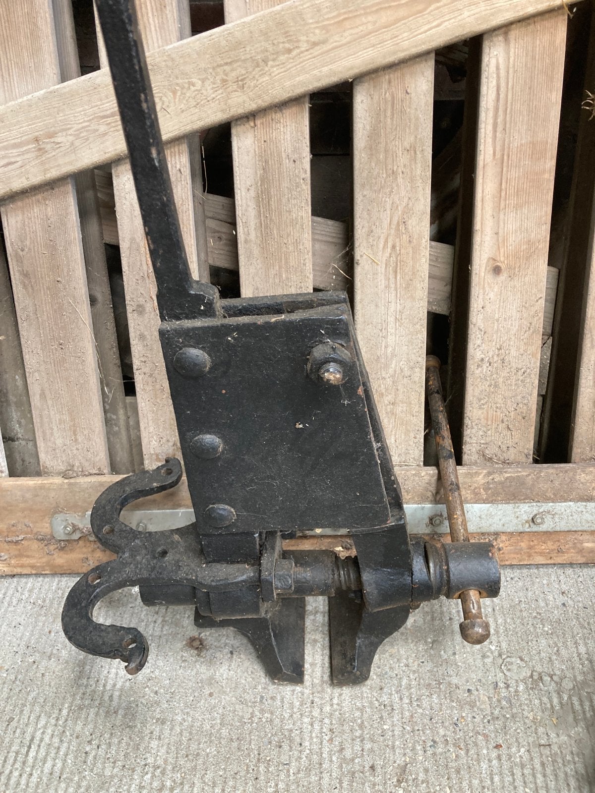 Antieke bankschroef - Robuust en functioneel, Antiek en Kunst, Antiek | Gereedschap en Instrumenten, Ophalen of Verzenden