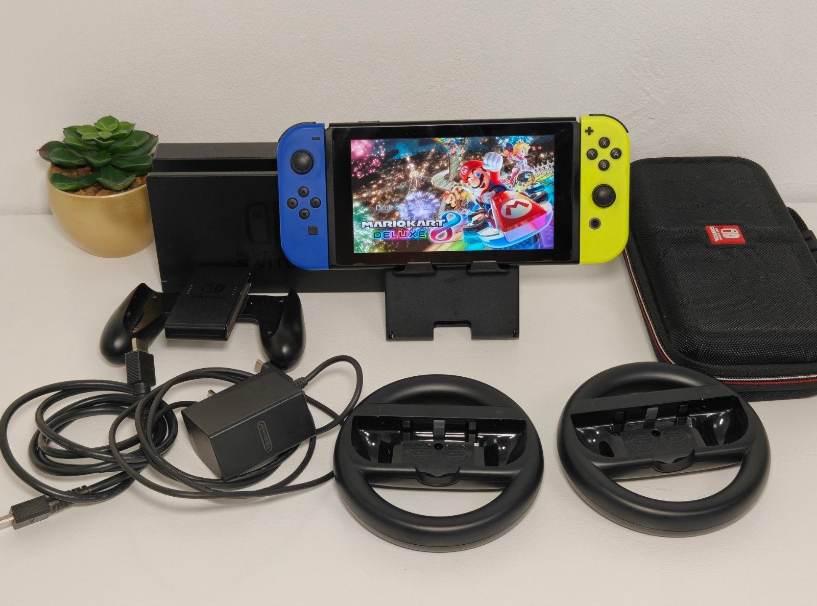Nintendo Switch met Mario Kart 8 Deluxe, Spelcomputers en Games, Games | Nintendo Switch, Racen en Vliegen, Ophalen of Verzenden