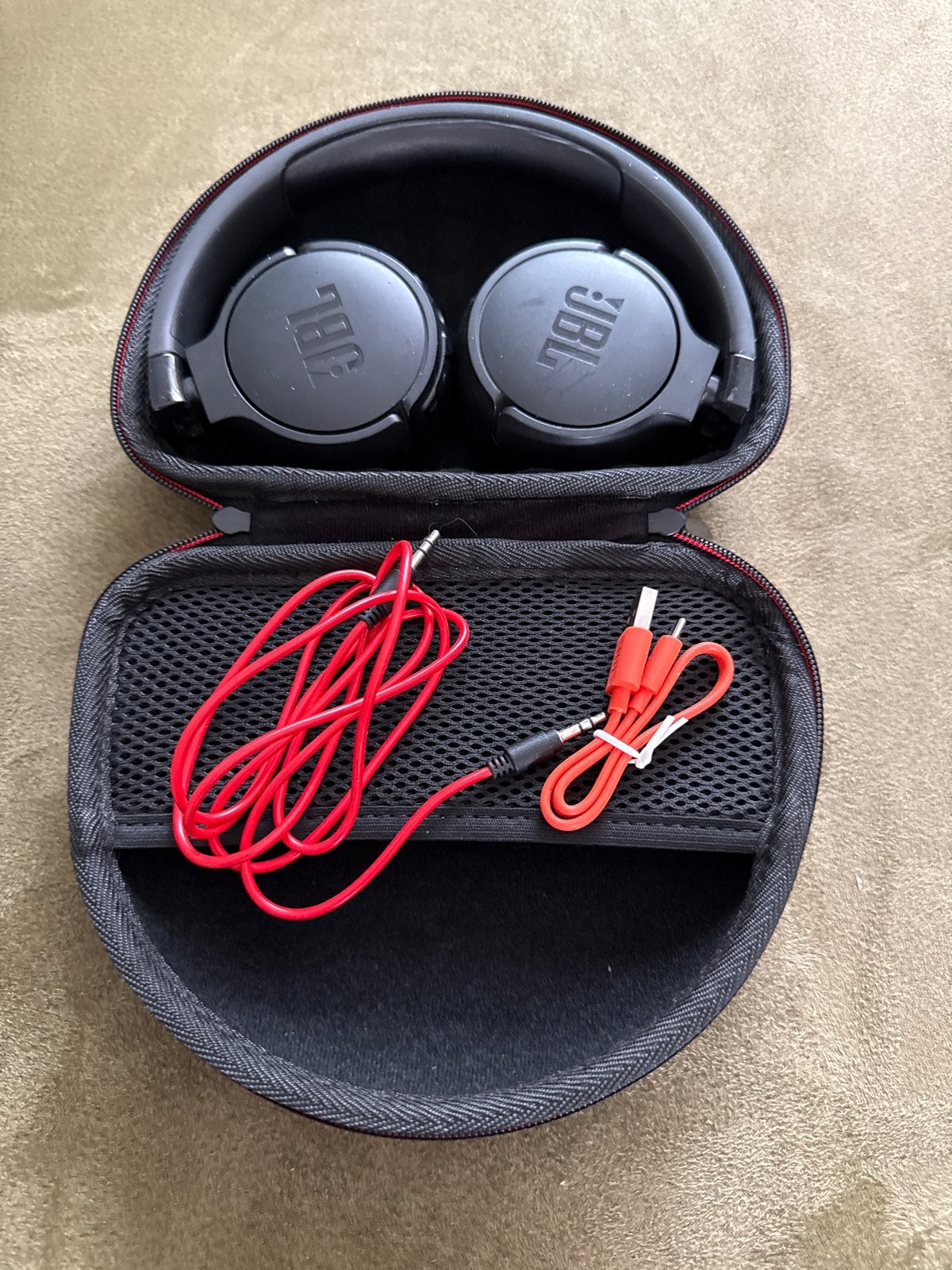 JBL Bluetooth Koptelefoon - Zo goed als nieuw met hoesje