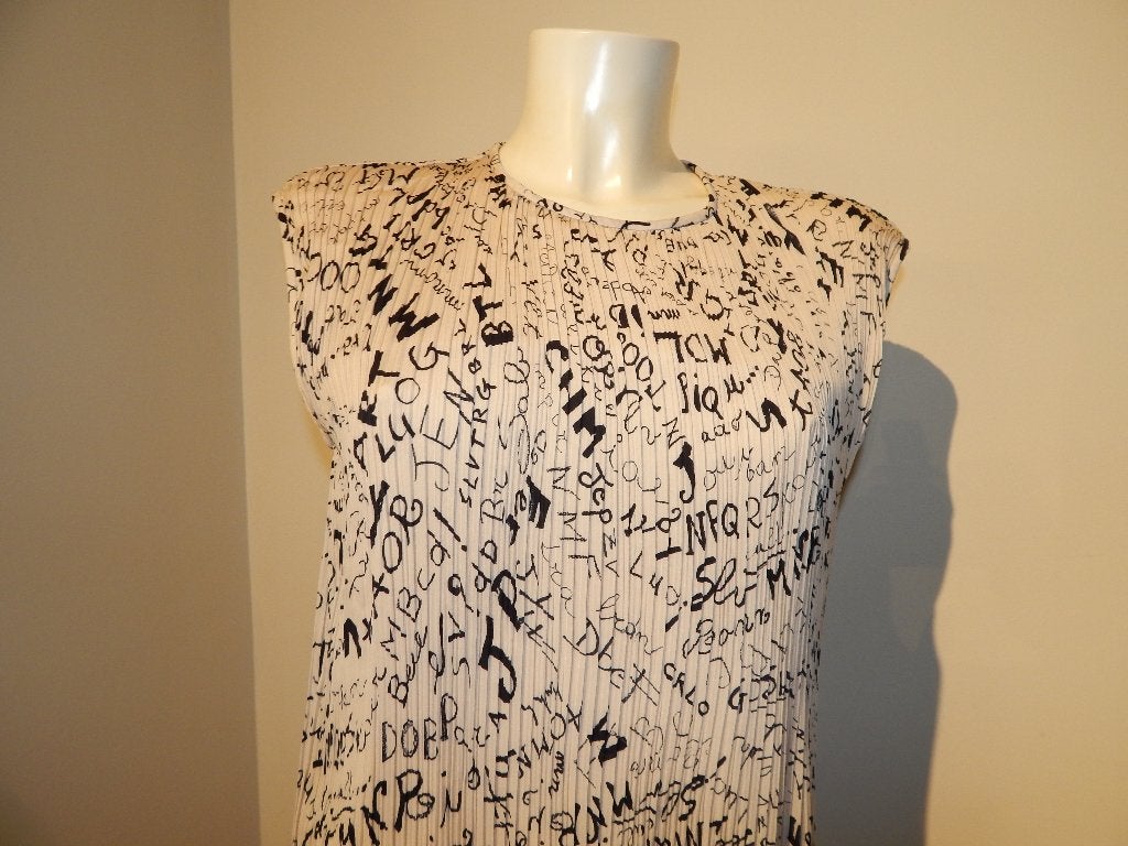 Max Mara jurk room plooi stof in zwarte tekst print mt M, Maat 38/40 (M), Max Mara, Zo goed als nieuw, Onder de knie