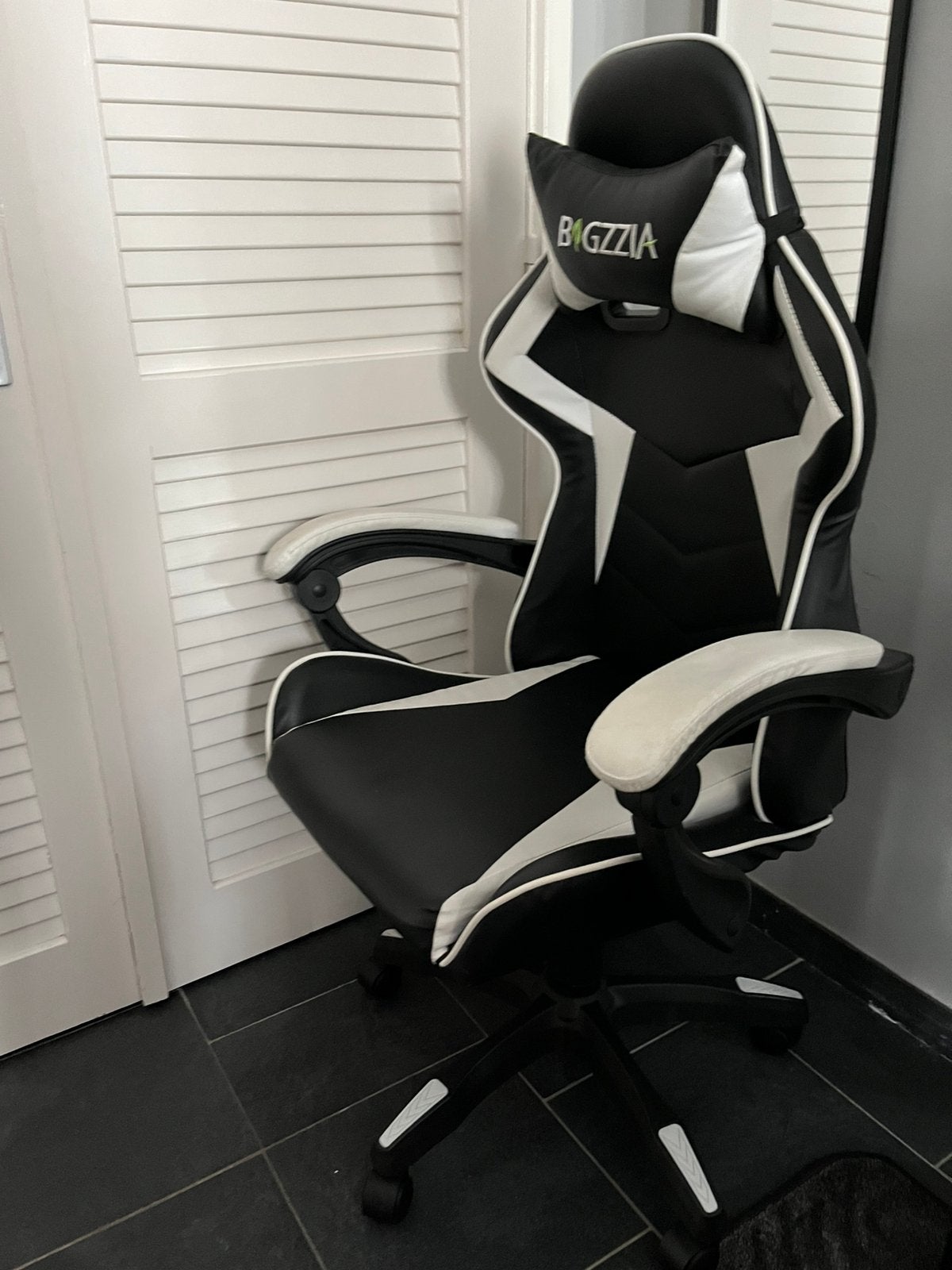 Zwart-wit gaming stoel, Huis en Inrichting, Bureaustoelen, Ophalen, Zo goed als nieuw, Zwart