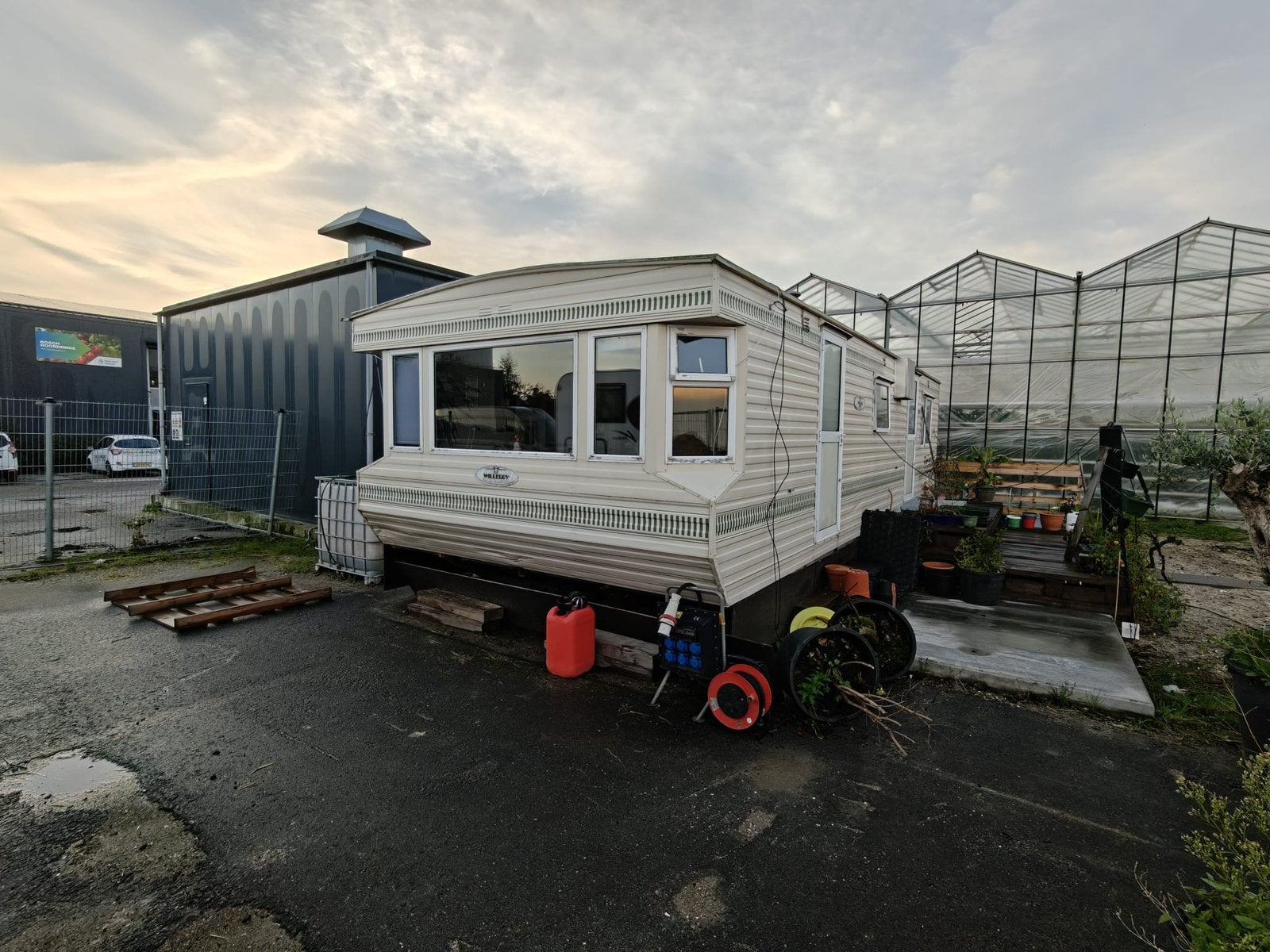 Stacaravan - ca. 10 meter lang, inclusief inboedel en sauna