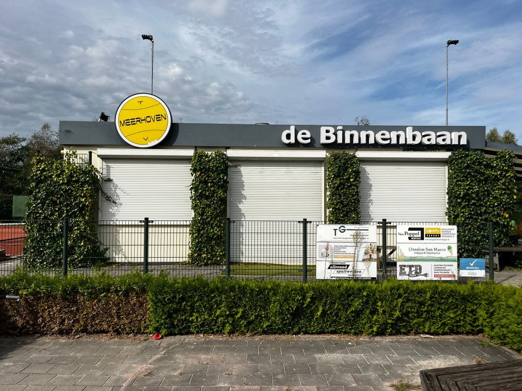 Clubgebouw | Clubhuis | Kantine | Kleedkamers | 24 x 9 meter, Ophalen
