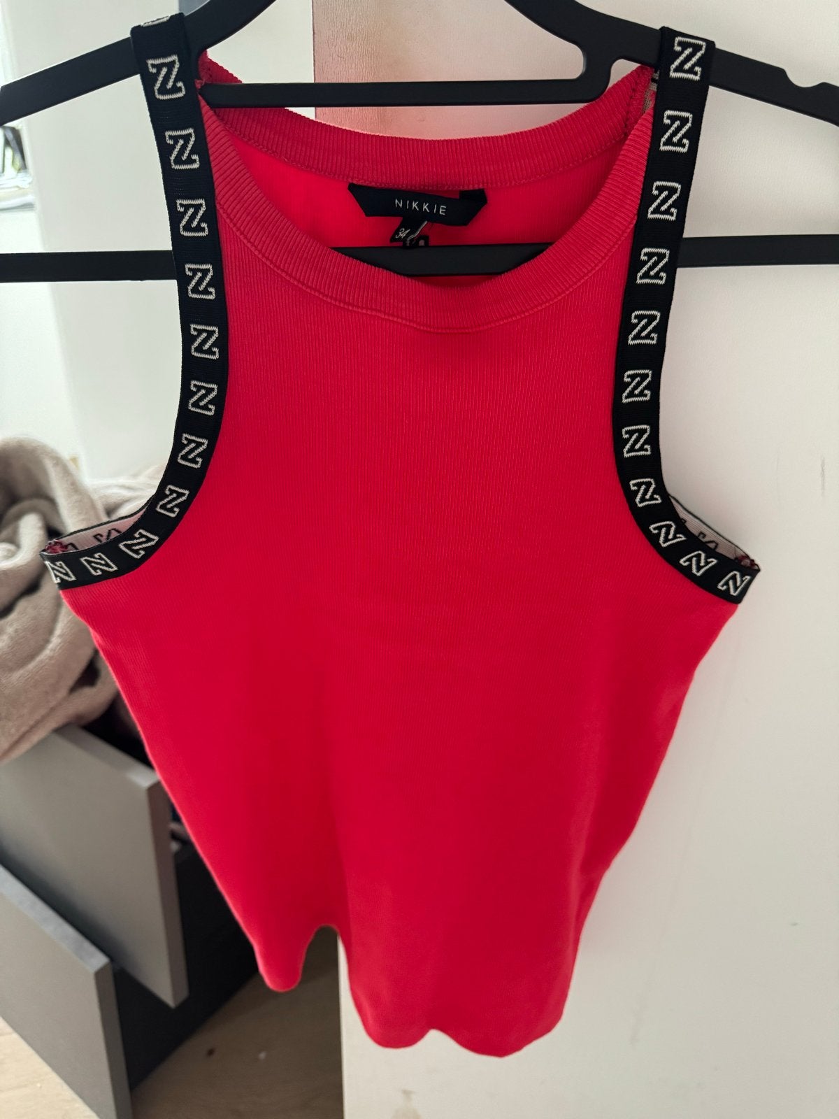 Nikkie rood zomers hemdje maat 34 met logo bies, Ophalen, Zo goed als nieuw, Zonder mouw, Maat 34 (XS) of kleiner