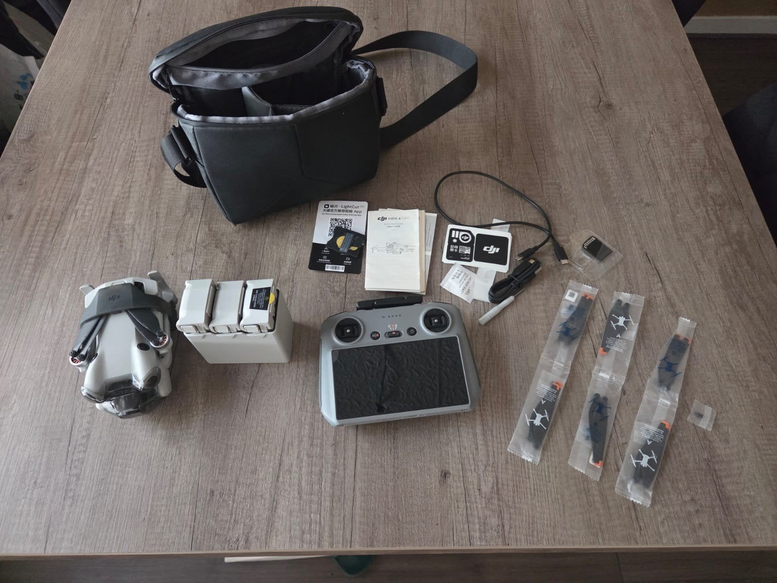 DJI Mini 4 Pro Fly More Combo - Zo goed als nieuw, 30 tot 45 minuten, Cameradrone, Return to Home, 5 tot 10 kilometer