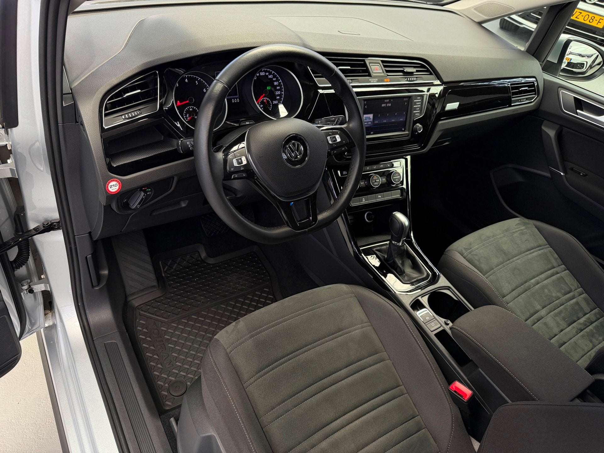 Volkswagen Touran 1.4 TSI R-Line 5p CarPlay Trekhaak, Auto's, 730 kg, Gebruikt, Zwart, 4 cilinders