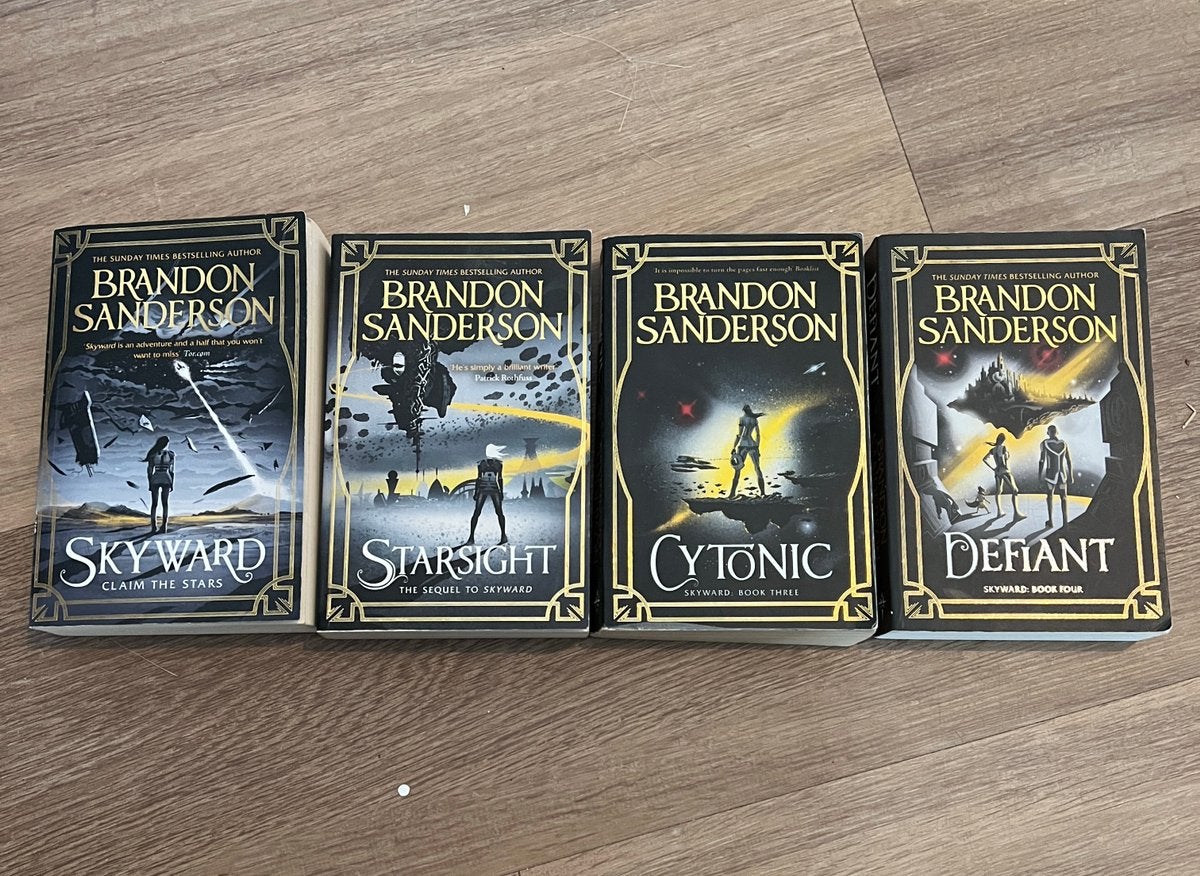Skyward serie Brandon Sanderson deel 1,2,3 en 4, Ophalen of Verzenden, Gelezen