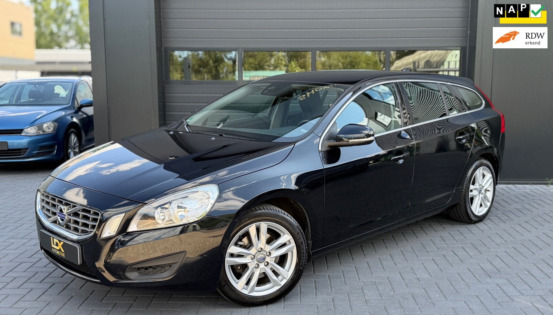 Volvo V60 1.6 T3 Momentum|Trekhaak|Automaat|Airco|Cruise, Auto's, Volvo, Gebruikt, 4 cilinders, 150 pk, Parkeersensor