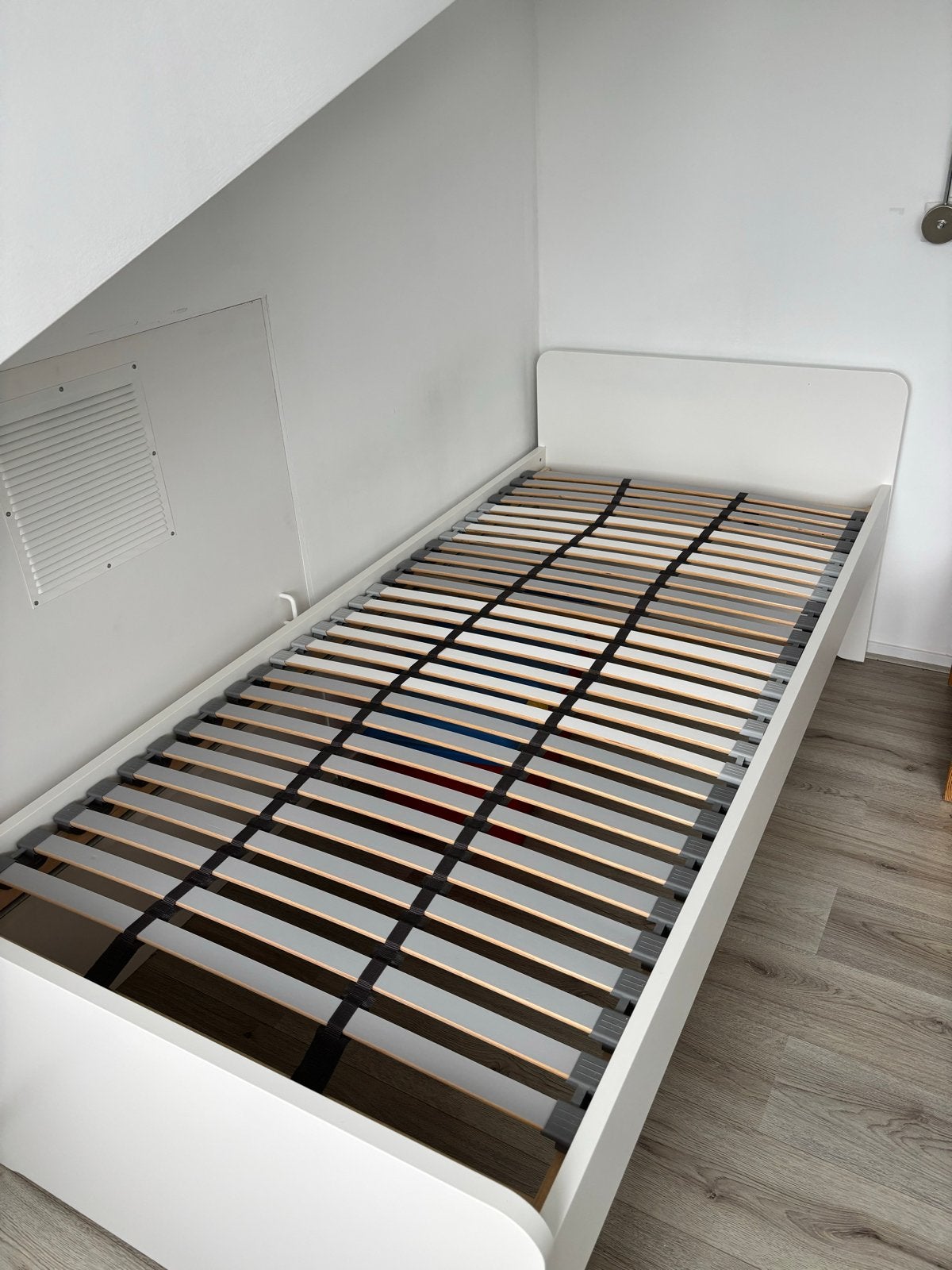 Eenpersoonsbed met lattenbodem en matras, Huis en Inrichting, Slaapkamer | Bedden, Ophalen, 90 cm, Eenpersoons, Wit