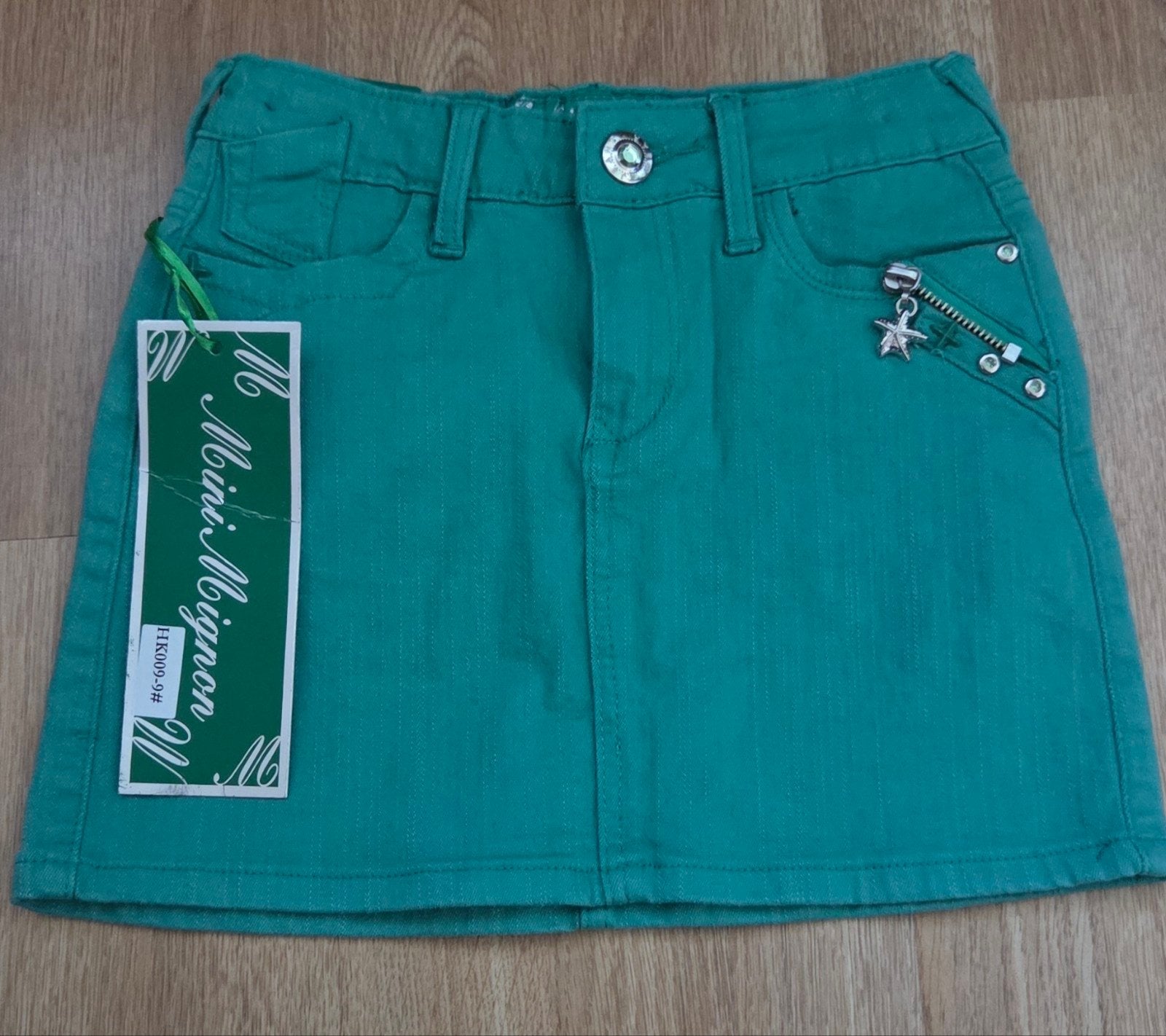 Nieuwe Mini Mignon Groene Rok Maat 8 met Charms, Ophalen of Verzenden