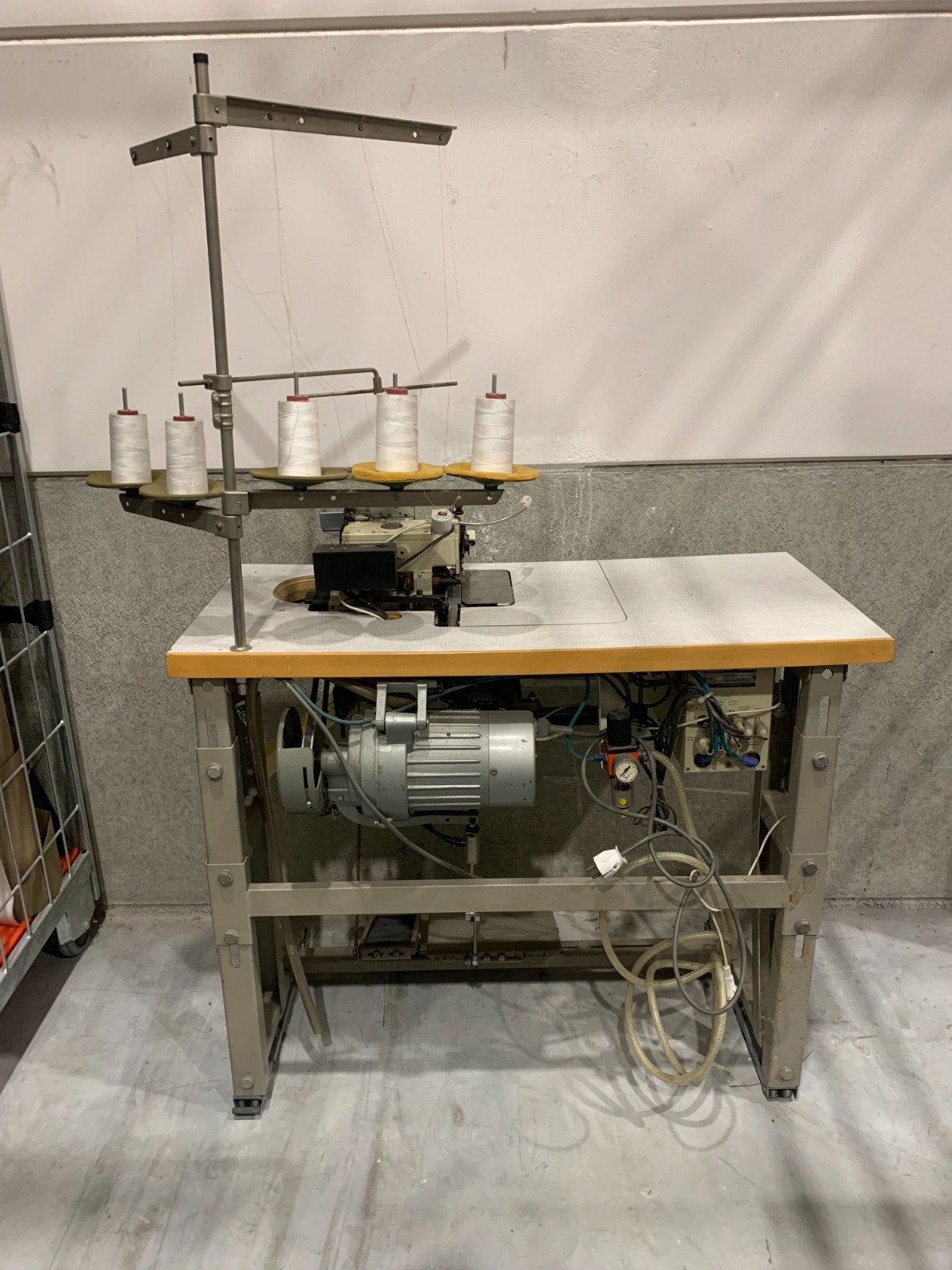 Yamato AZ8500H-C5DA 5-draads industriële lockmachine 230V, Hobby en Vrije tijd, Gebruikt, Lockmachine, Industrieel, Ophalen