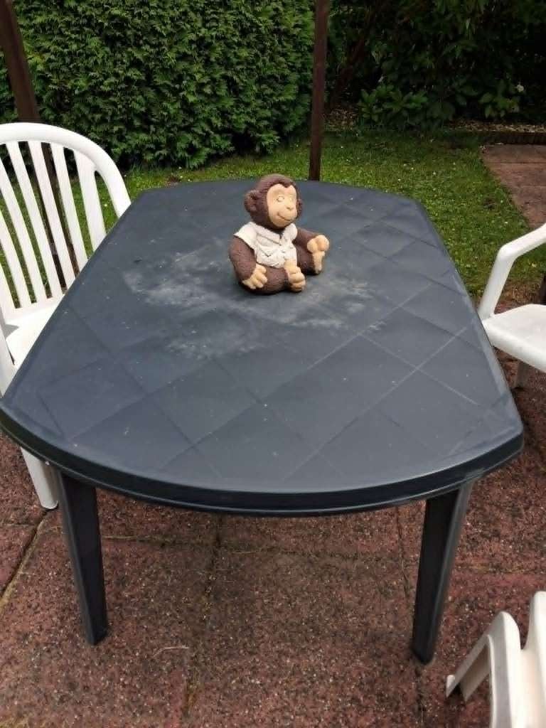 Blauwe tuintafel + 2 witte stoeltjes, Tuin en Terras, Tuintafels, Ophalen, Gebruikt, Rechthoekig, Kunststof