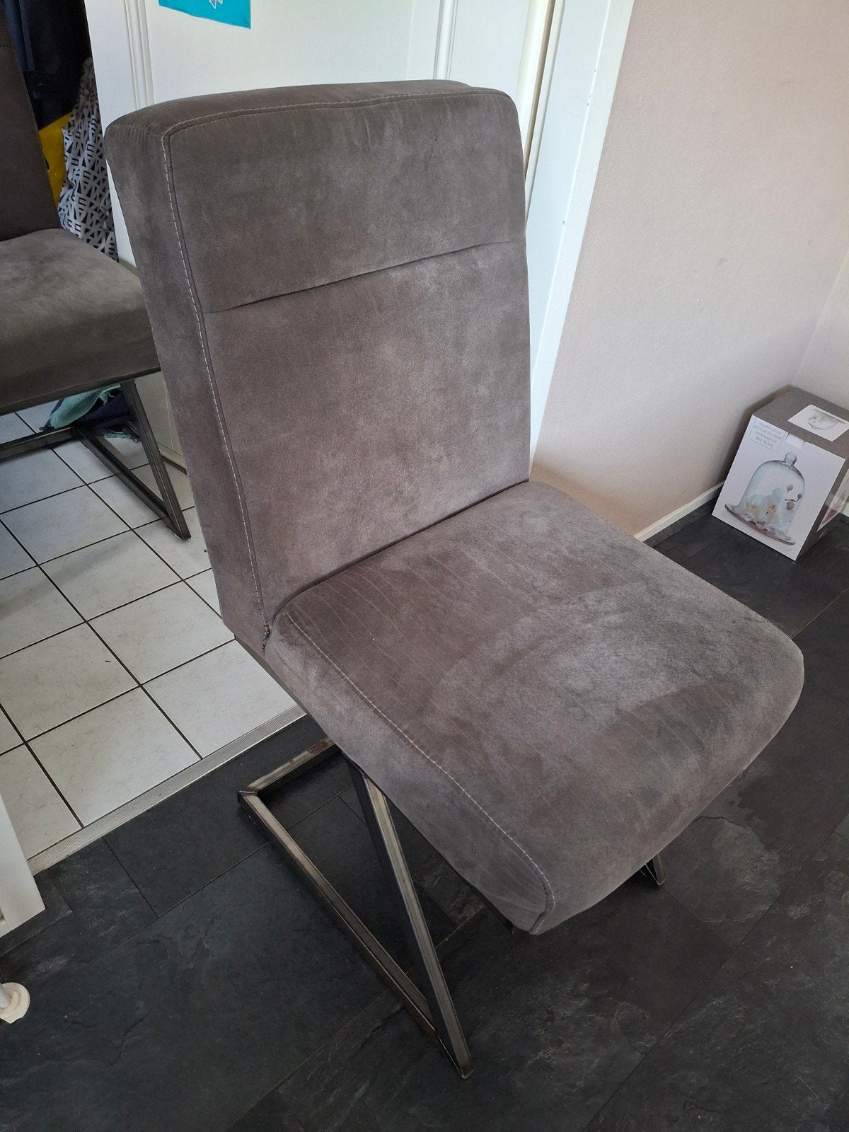 6 Eetkamerstoelen met beschadigde leuning en krassporen, Ophalen, Gebruikt, Metaal, Eén