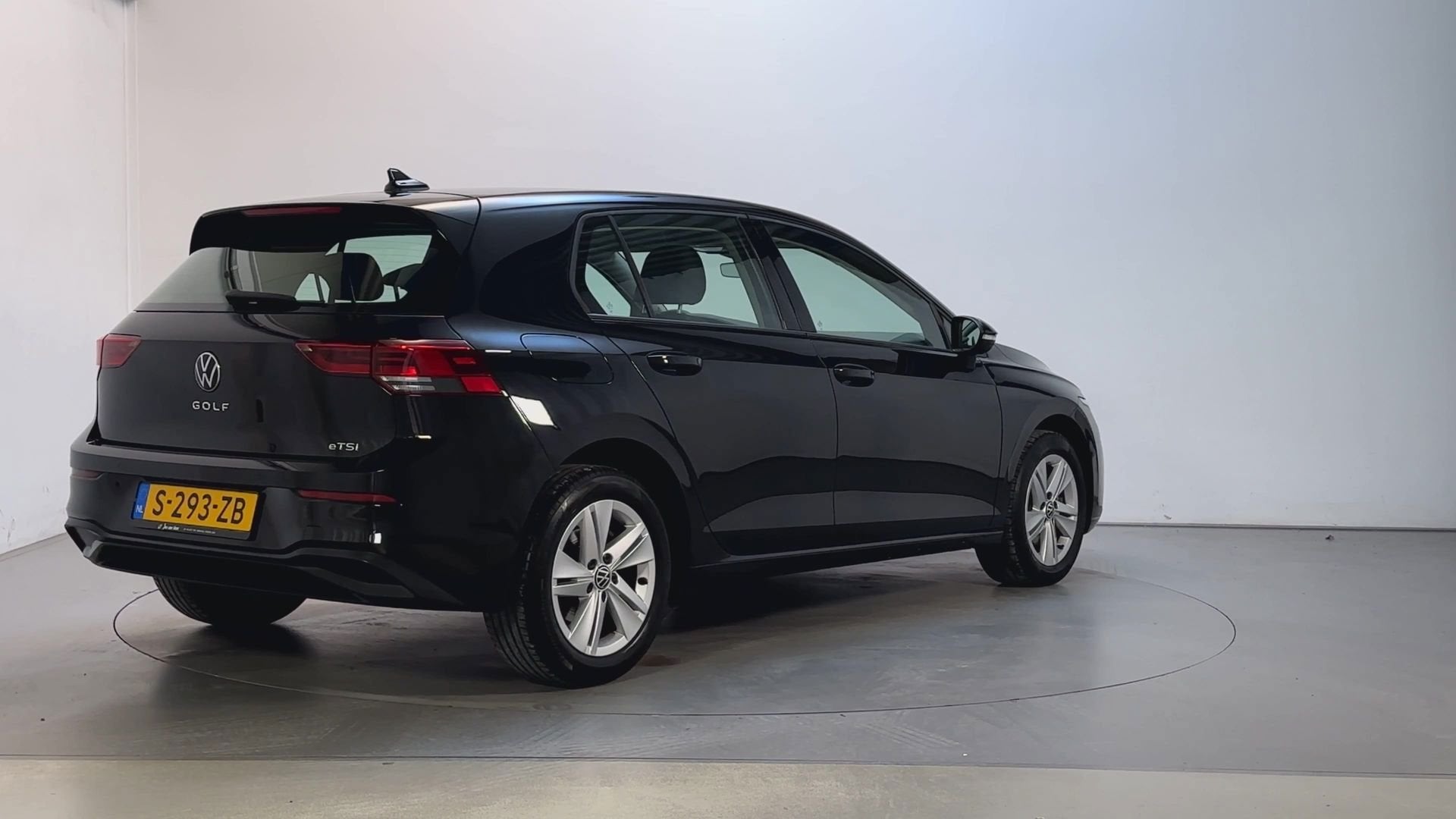 Volkswagen Golf 1.0 eTSI DSG 110pk Life Business Sfeerverlic, Stof, Gebruikt, Met garantie (alle), Zwart
