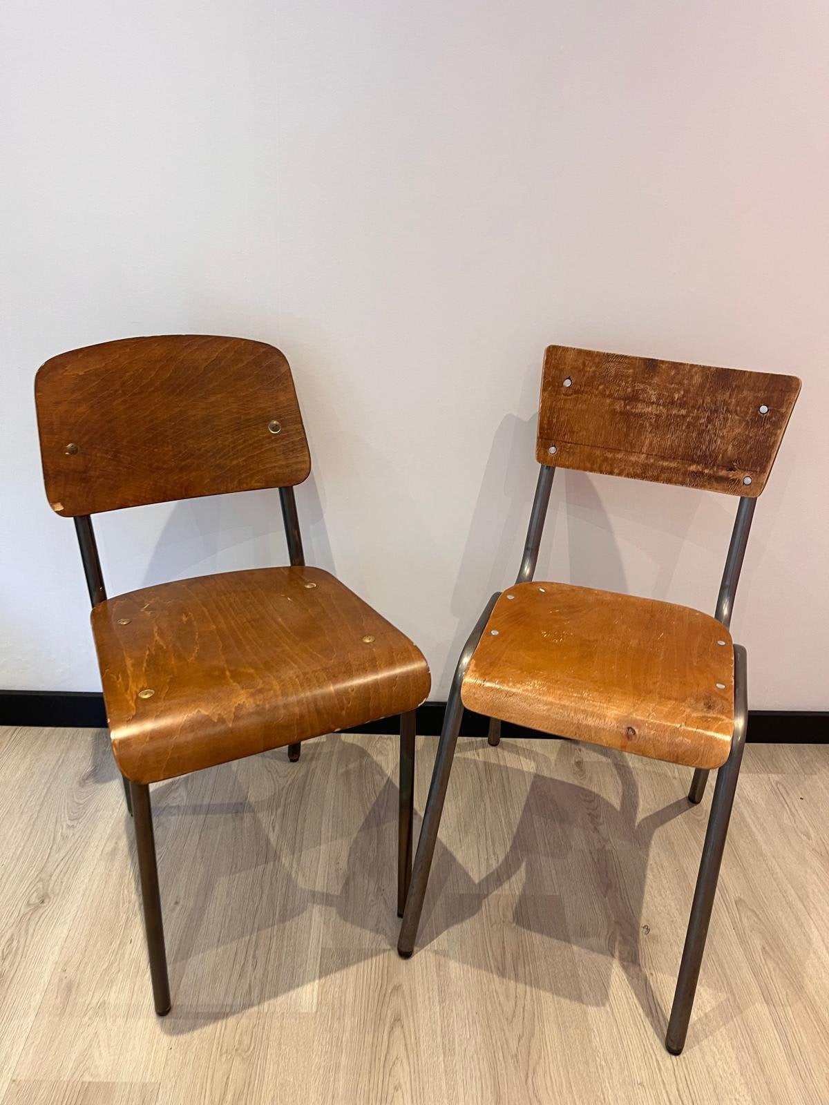 2 ouderwetse schoolstoelen, Ophalen, Zo goed als nieuw, Bruin, Twee