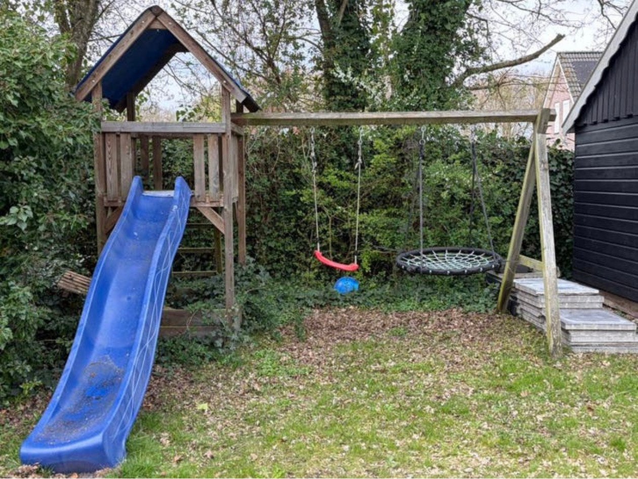 Houten speeltoestel met glijbaan en schommels, Kinderen en Baby's, Speelgoed | Buiten | Speeltoestellen, Ophalen, Gebruikt, Schommel