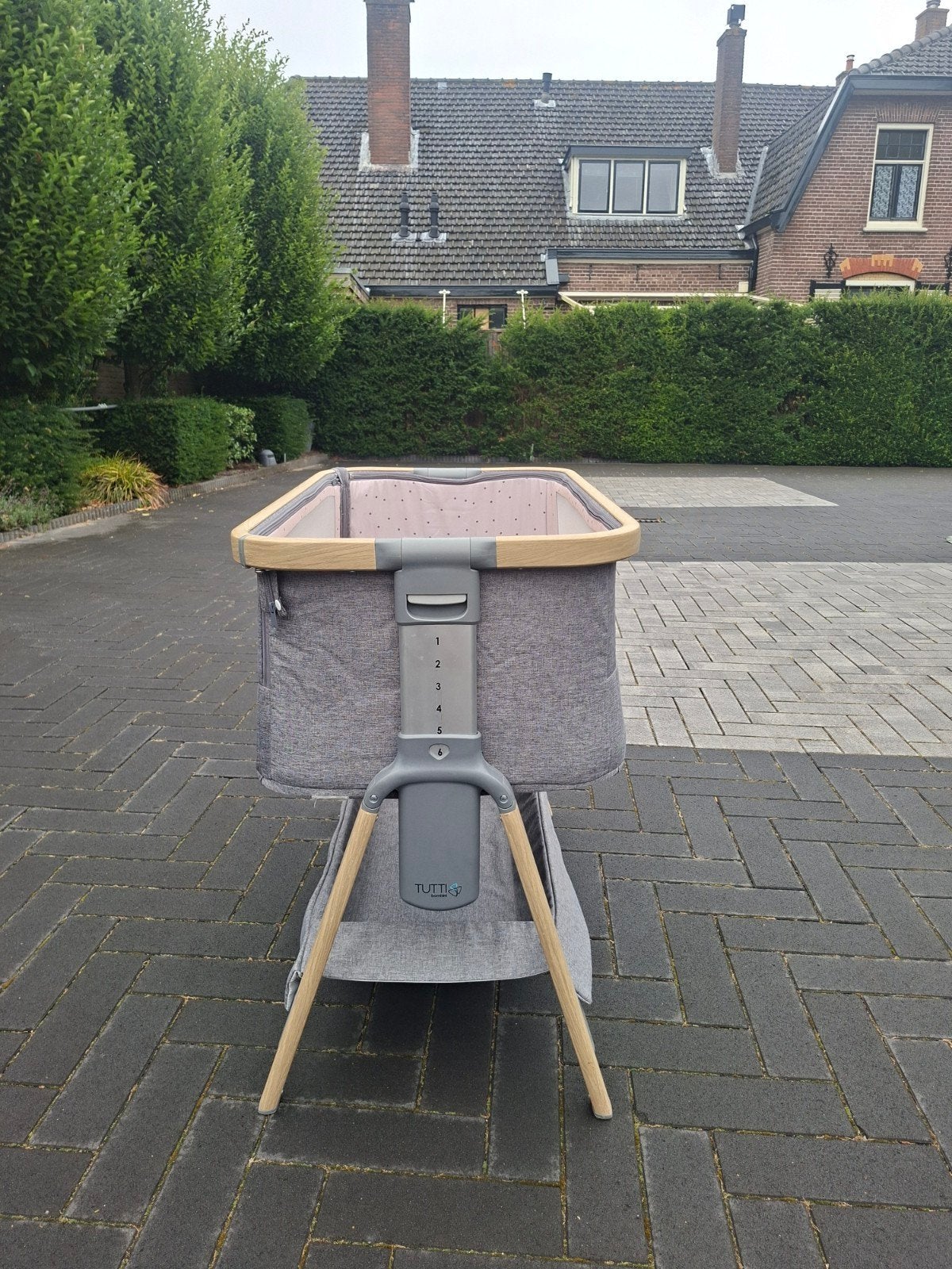 Tutti Bambini CoZee Bedside Crib - Grijs, Kinderen en Baby's, Babywiegjes en Ledikanten, Ophalen, Gebruikt, Wieg
