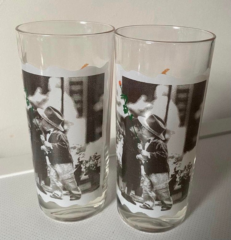 2 Longdrink glazen met jongen en meisje en rode roos.H.14 cm, Ophalen of Verzenden, Zo goed als nieuw, Frisdrankglas