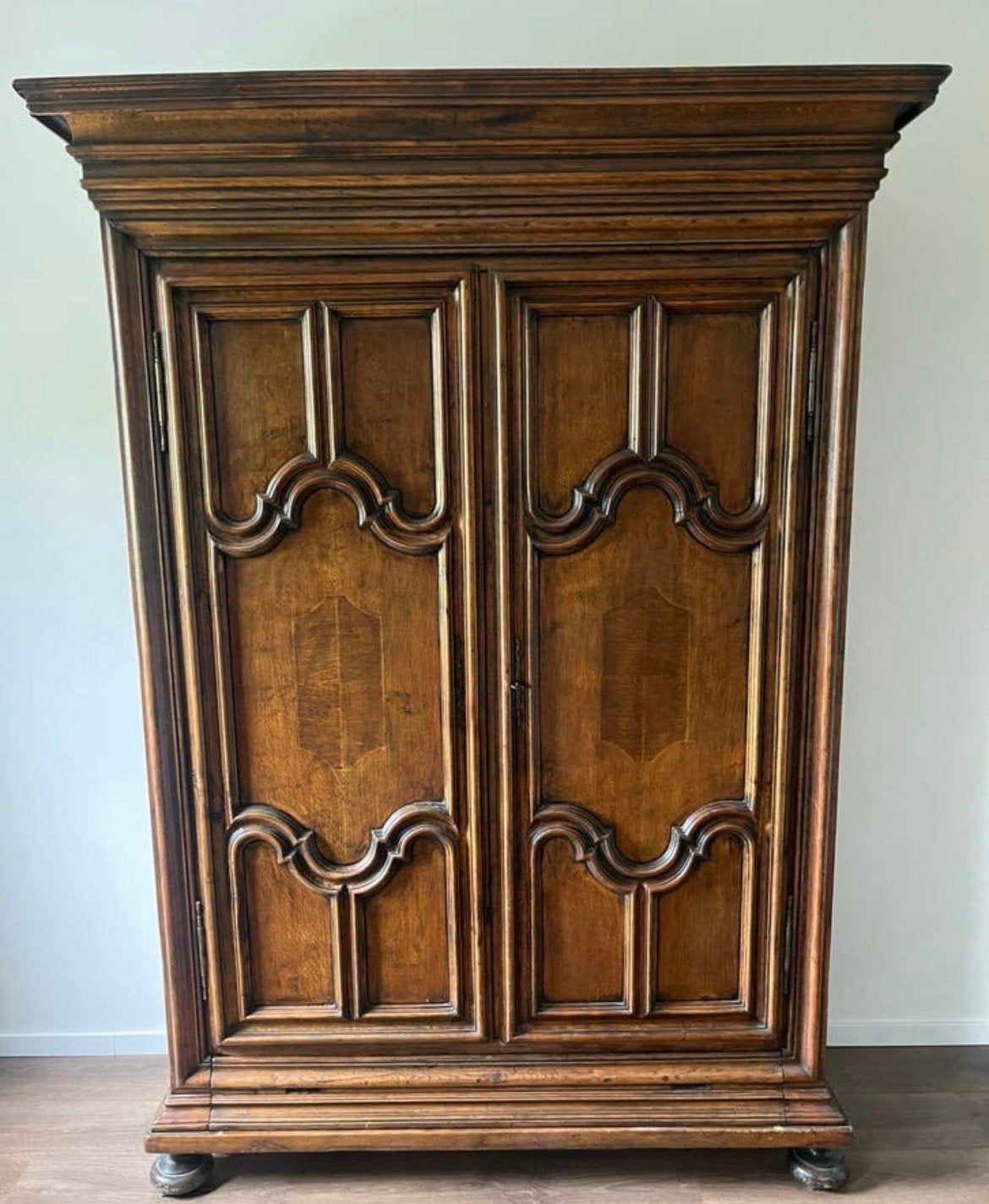 Te koop: kledingkast met sierlijke deuren, Ophalen