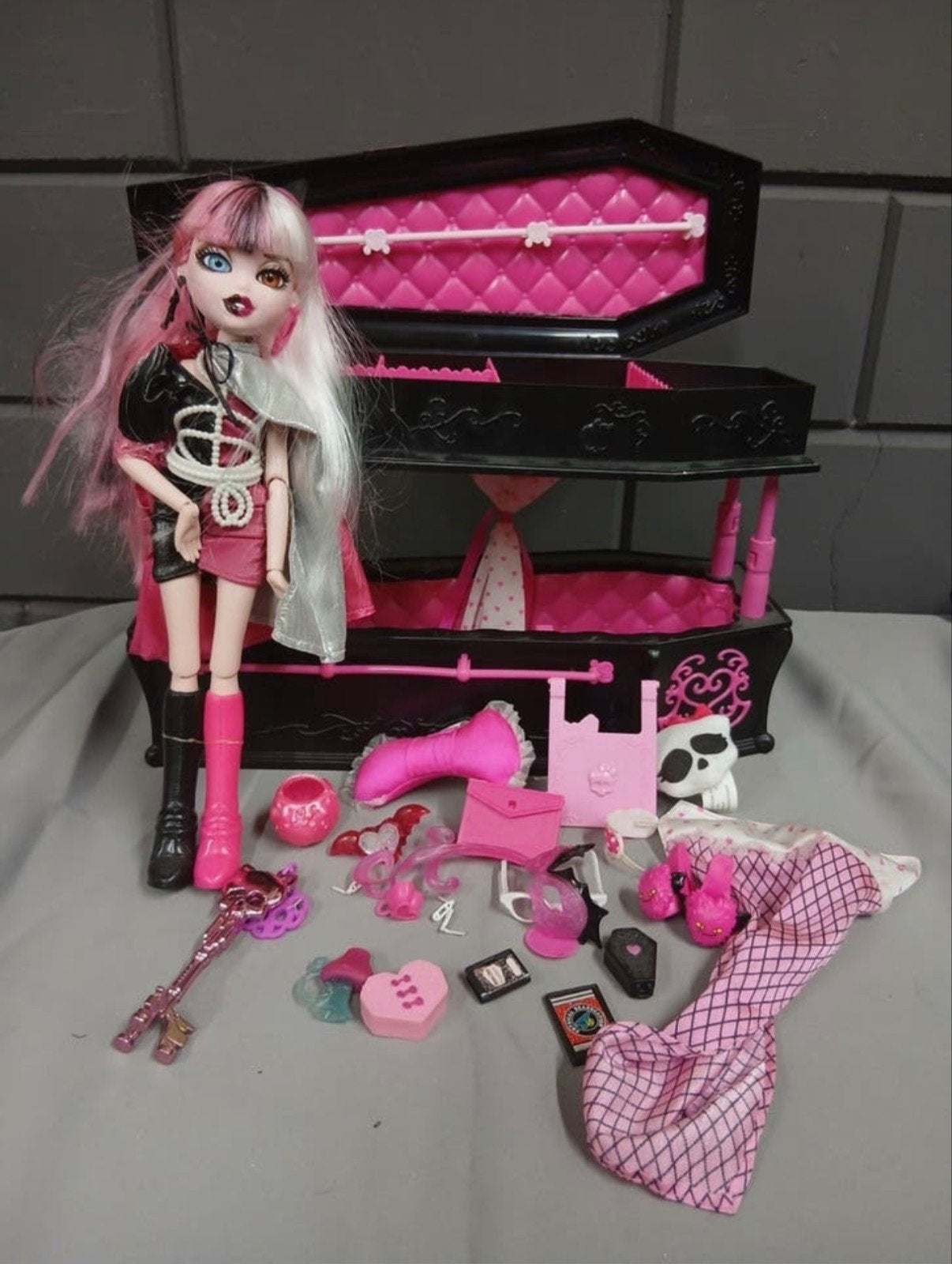 Monster High Draculaura pop met doodskist en accessoires, Ophalen of Verzenden, Gebruikt, Overige typen