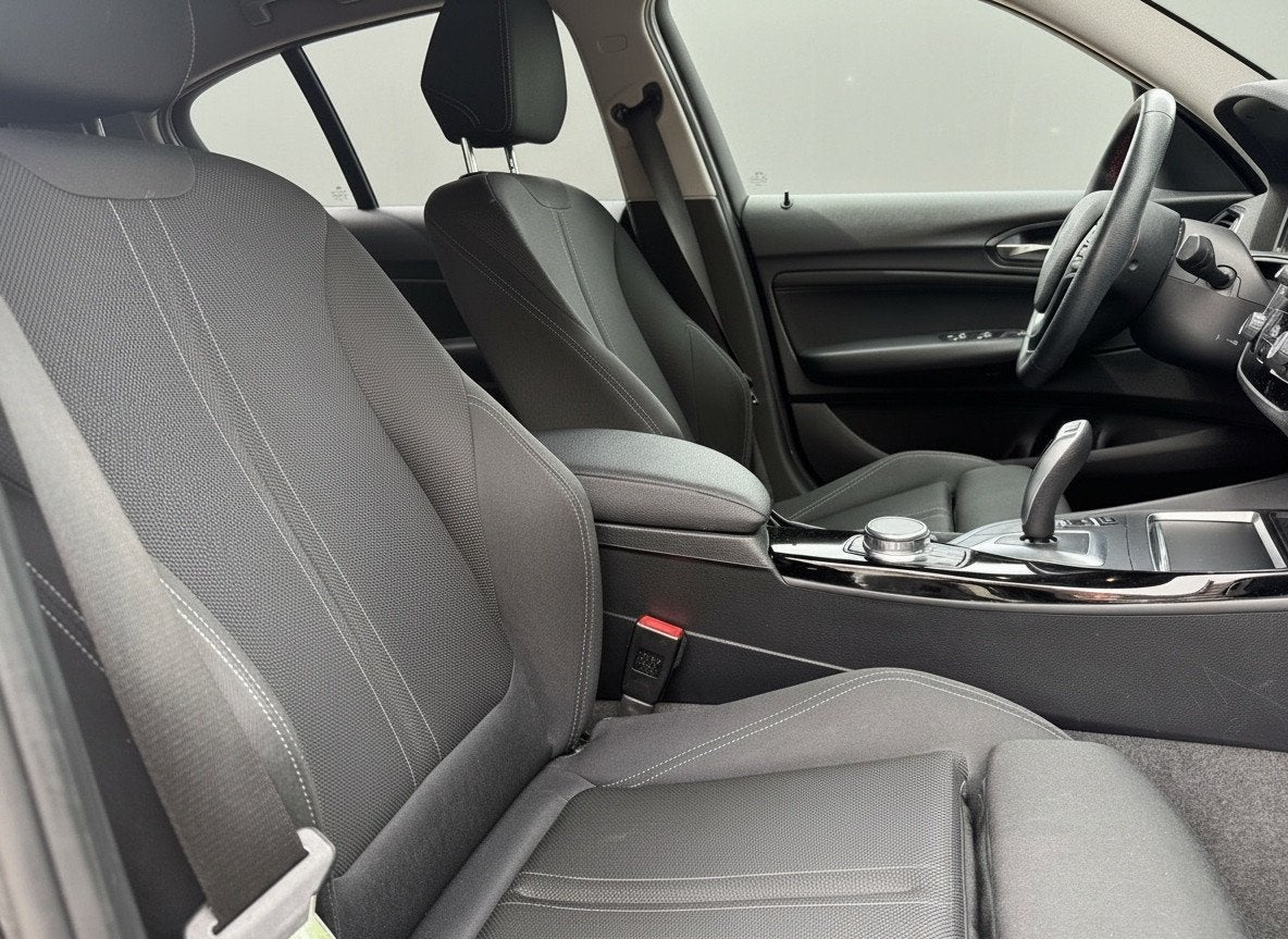 BMW 1-serie 118i Sport Line Aut., Clima | Navi | 18inch, Auto's, BMW, Dealer onderhouden, Gebruikt, Zwart, Origineel Nederlands