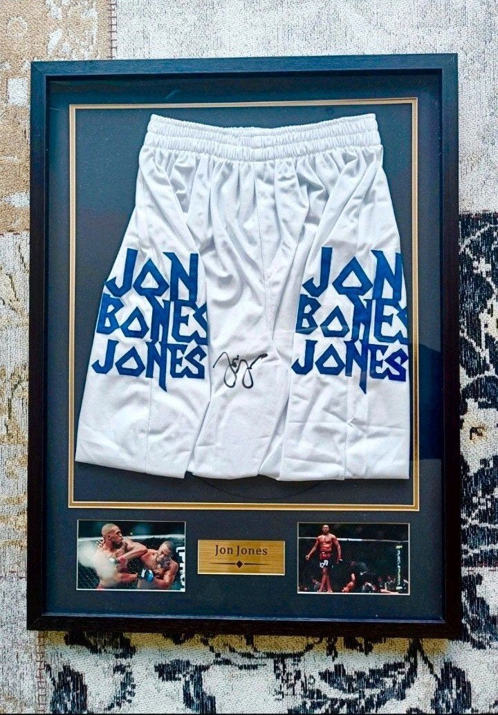 Gesigneerd Jon Jones broekje - Ingelijst met Beckett COA, Ophalen, Zo goed als nieuw, Overige sporten, Overige typen