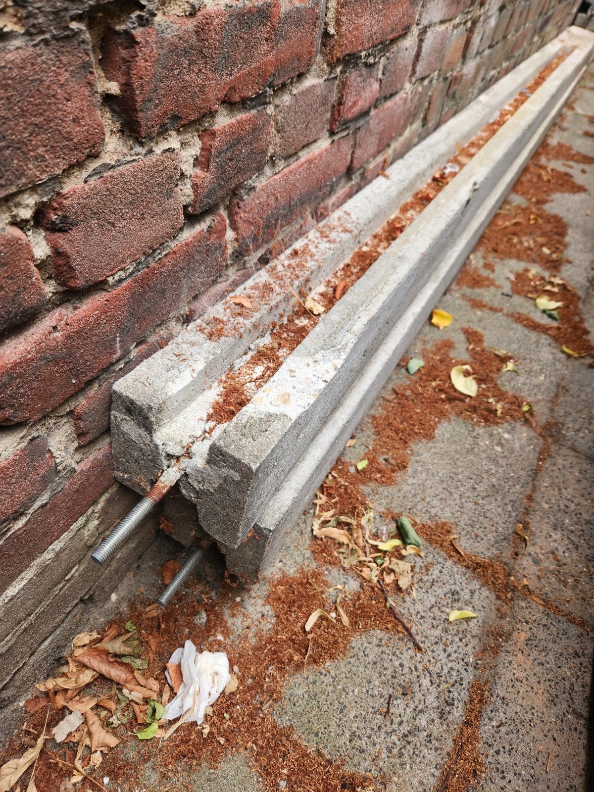 11 betonnen schuttingspalen met groeven, 253cm lang, Doe-het-zelf en Verbouw, Metalen, Ophalen, Gebruikt