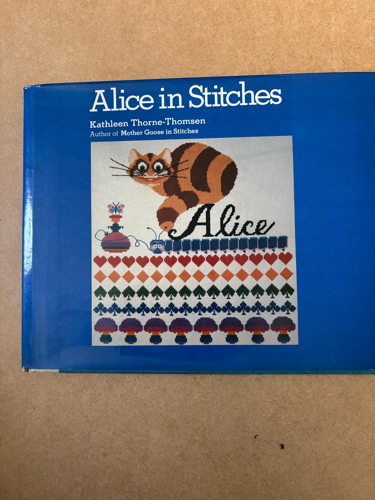 Alice in Stitches - Borduurboek Alice in Wonderland, Ophalen of Verzenden, Gebruikt, Handborduren, Patroon