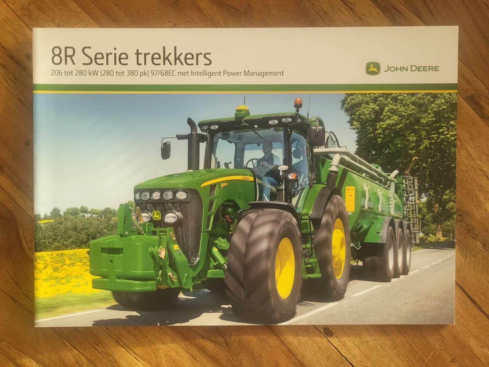 tractor folder John Deere 8R serie trekkers, Boeken, Ophalen of Verzenden, Zo goed als nieuw
