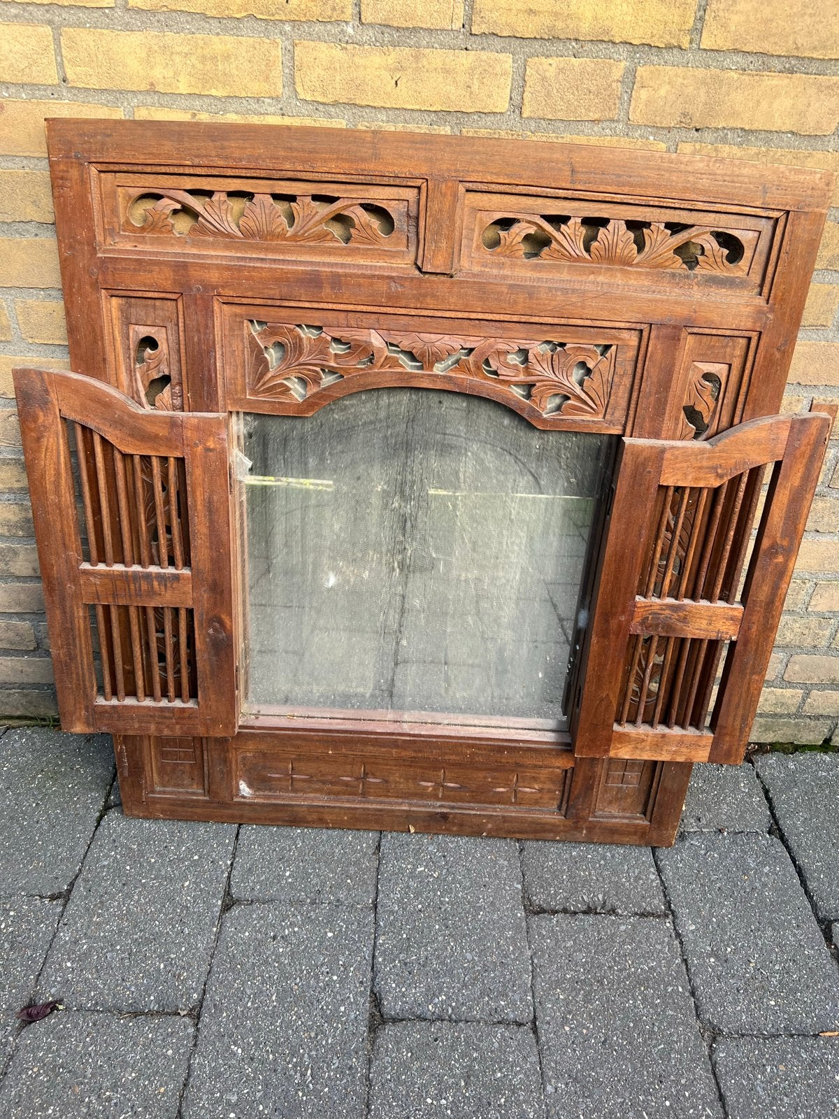 Uniek handgesneden houten raamdecoratie met luiken, Ophalen