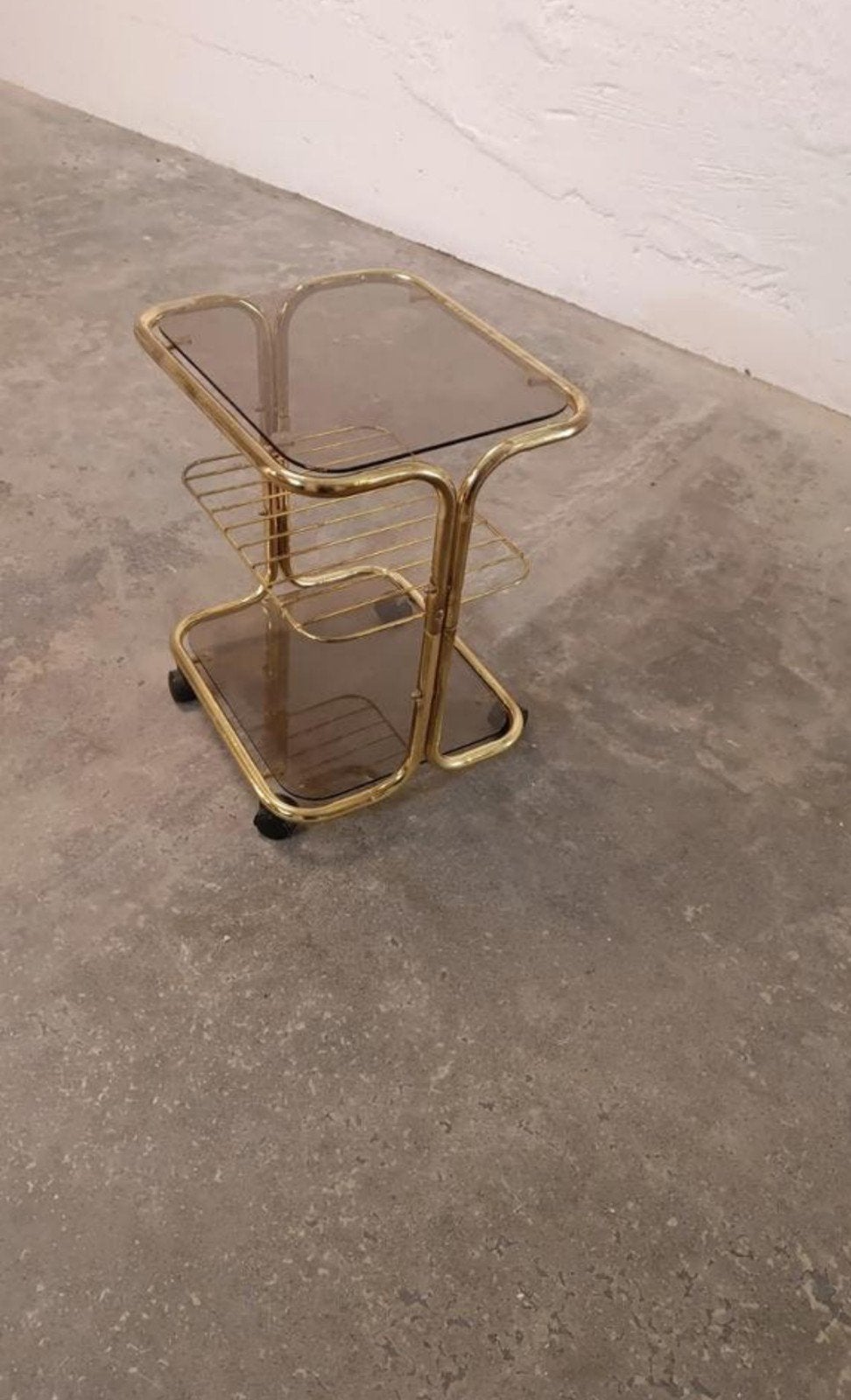 Vintage goudkleur en gerookt glas trolley bijzettafel, Huis en Inrichting, Ophalen, Tweedehands, Tweedehands, Tweedehands