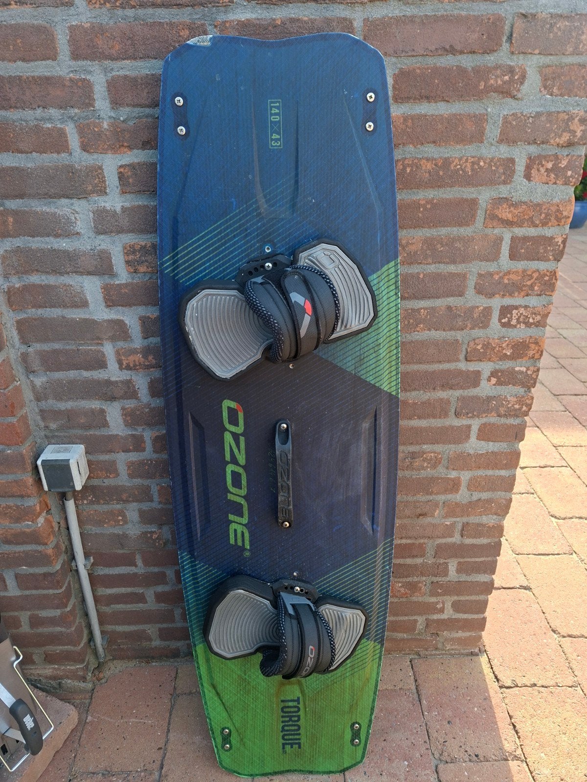 Ozone Torque V2 Twintip Kiteboard 140x43 met bindingen, Watersport en Boten, Twintip, Ophalen, Gebruikt, Kiteboard